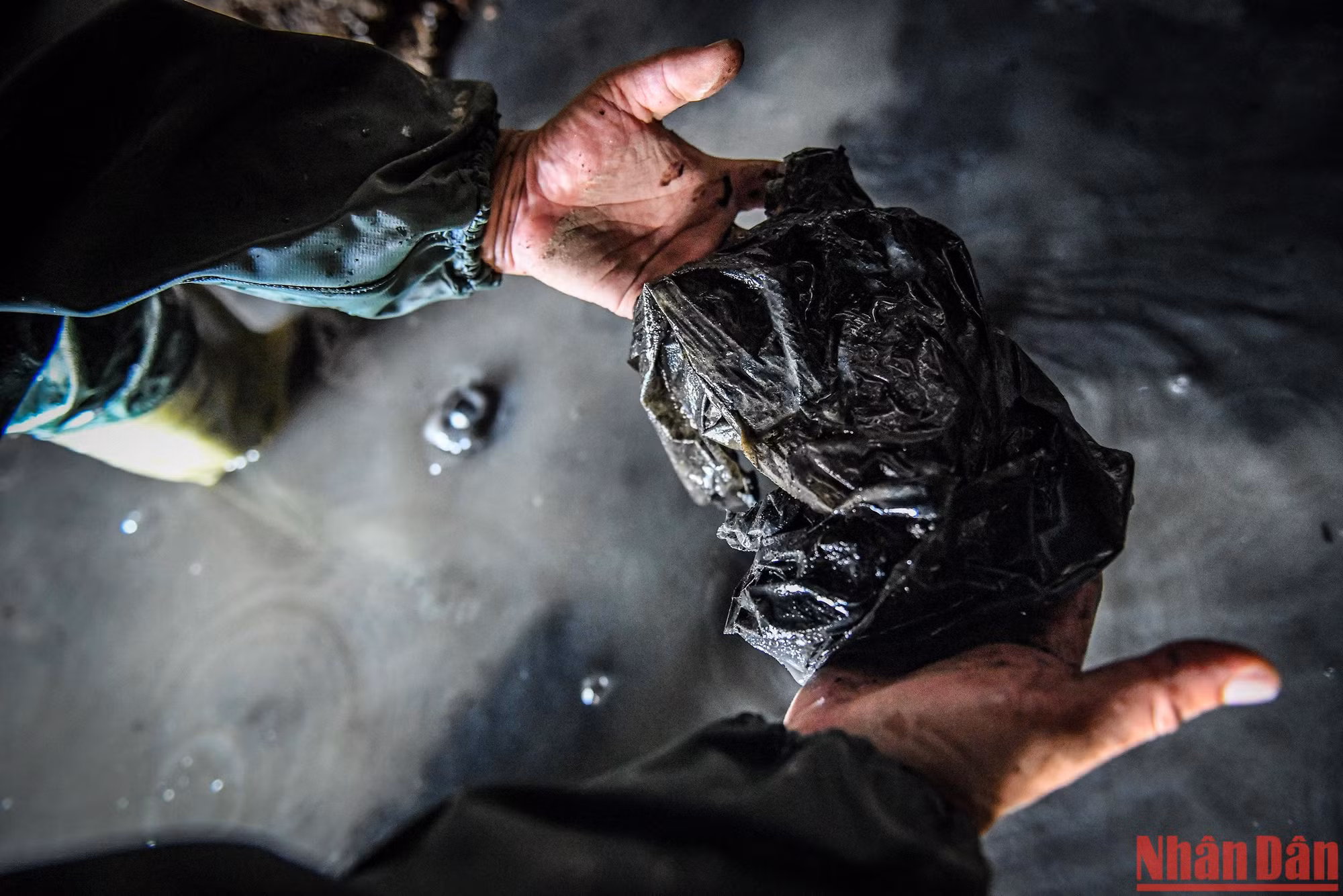 Trên tay phóng viên là túi ni-lông - một đặc sản của đô thị hiện đại. Theo mưa, ni-lông bị cuốn xuống cống và "nhập tịch" thành công trong thế giới ngầm dưới lòng Hà Nội. Trên tay phóng viên là túi ni-lông - một đặc sản của đô thị hiện đại. Theo mưa, ni-lông bị cuốn xuống cống và "nhập tịch" thành công trong thế giới ngầm dưới lòng Hà Nội.