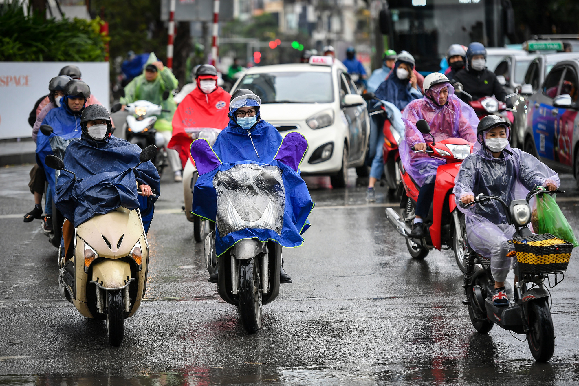 [Ảnh] Hà Nội 12 độ C, người dân chật vật đi làm trong mưa lạnh ảnh 10