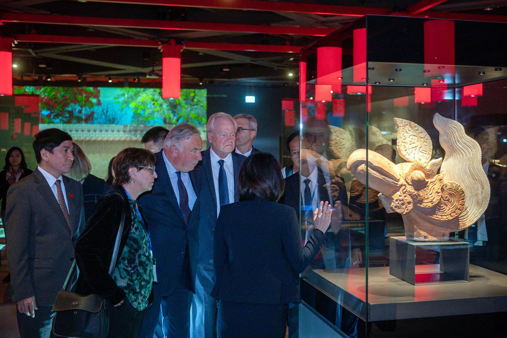 Với hàng ngàn di vật khảo cổ của nhiều thời kỳ, khu trưng bày khảo cổ dưới lòng đất của Tòa nhà Quốc hội là một trong những kiến trúc độc đáo nhất thế giới, là nơi lưu giữ và kết nối giữa truyền thống và hiện đại, phản ánh sức sống trường tồn của trung tâm quyền lực cao nhất trong lịch sử suốt từ thời kỳ tiền Thăng Long xưa kia đến trung tâm chính trị Ba Đình ngày nay. Với hàng ngàn di vật khảo cổ của nhiều thời kỳ, khu trưng bày khảo cổ dưới lòng đất của Tòa nhà Quốc hội là một trong những kiến trúc độc đáo nhất thế giới, là nơi lưu giữ và kết nối giữa truyền thống và hiện đại, phản ánh sức sống trường tồn của trung tâm quyền lực cao nhất trong lịch sử suốt từ thời kỳ tiền Thăng Long xưa kia đến trung tâm chính trị Ba Đình ngày nay.