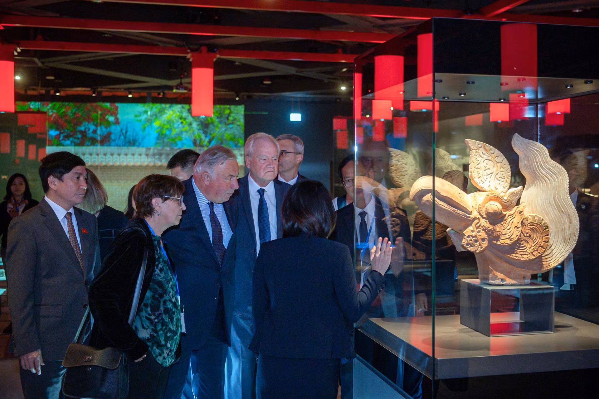 Với hàng ngàn di vật khảo cổ của nhiều thời kỳ, khu trưng bày khảo cổ dưới lòng đất của Tòa nhà Quốc hội là một trong những kiến trúc độc đáo nhất thế giới, là nơi lưu giữ và kết nối giữa truyền thống và hiện đại, phản ánh sức sống trường tồn của trung tâm quyền lực cao nhất trong lịch sử suốt từ thời kỳ tiền Thăng Long xưa kia đến trung tâm chính trị Ba Đình ngày nay.