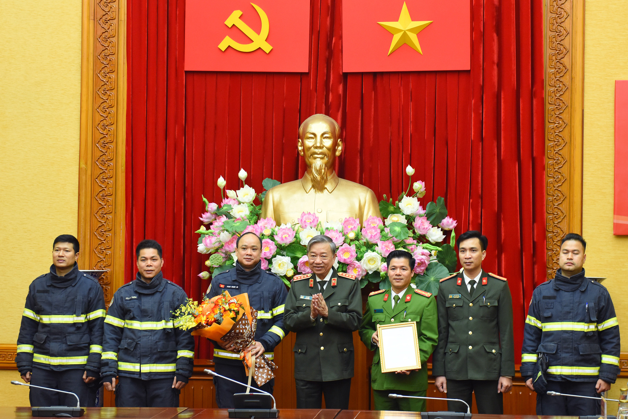 Đại tướng Tô Lâm, Bộ trưởng Bộ Công an trao quyết định cho Đoàn công tác Bộ Công an đi cứu nạn, cứu hộ tại Thổ Nhĩ Kỳ.