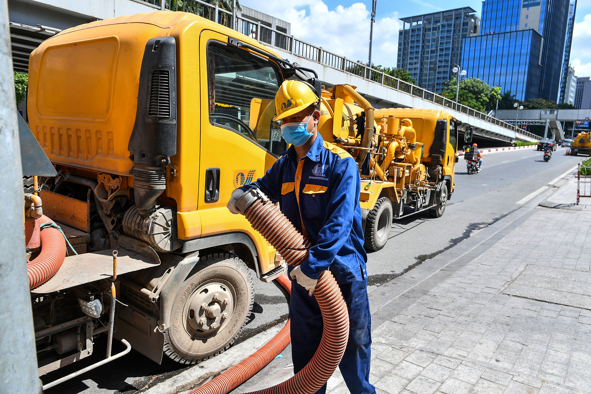 [Ảnh] Một ngày "đội nắng, hút bùn" của công nhân vệ sinh cống ngầm Hà Nội ảnh 1