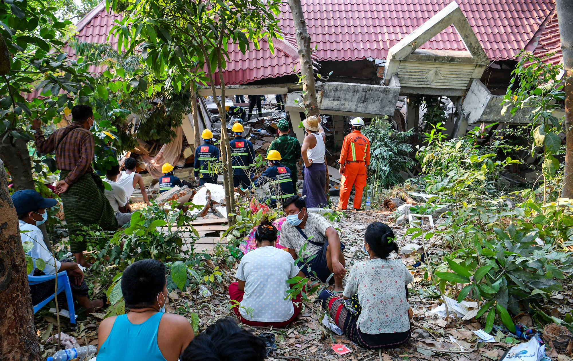 [Ảnh] Người thân nạn nhân vụ động đất ở Myanmar xúc động và biết ơn đoàn cứu nạn, cứu hộ Bộ Quốc phòng Việt Nam ảnh 2