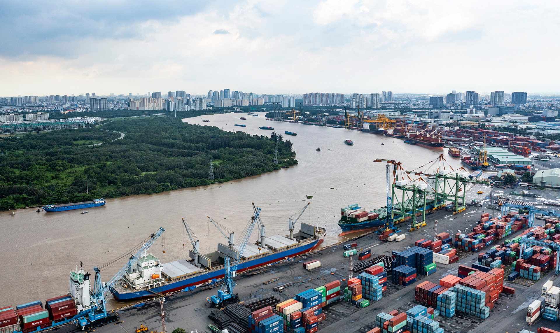 Vị trí dự kiến cầu Thủ Thiêm 4 sẽ bắc qua sông. Tại đây, hiện đang có cảng Tân Thuận đang hoạt động. Vị trí dự kiến cầu Thủ Thiêm 4 sẽ bắc qua sông. Tại đây, hiện đang có cảng Tân Thuận đang hoạt động.