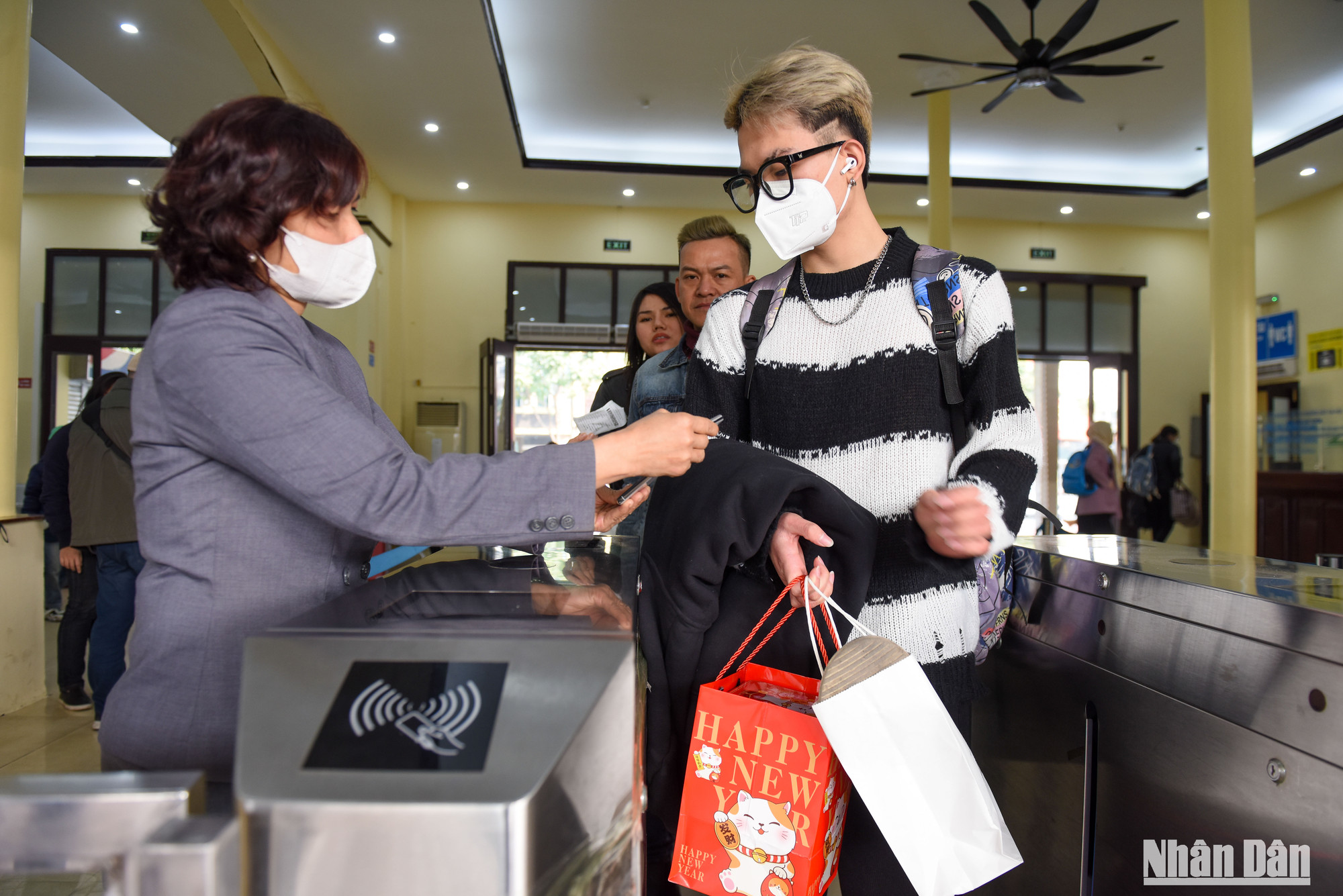 Hành khách làm thủ tục lên tàu với lỉnh kỉnh đồ đạc đồ Tết.