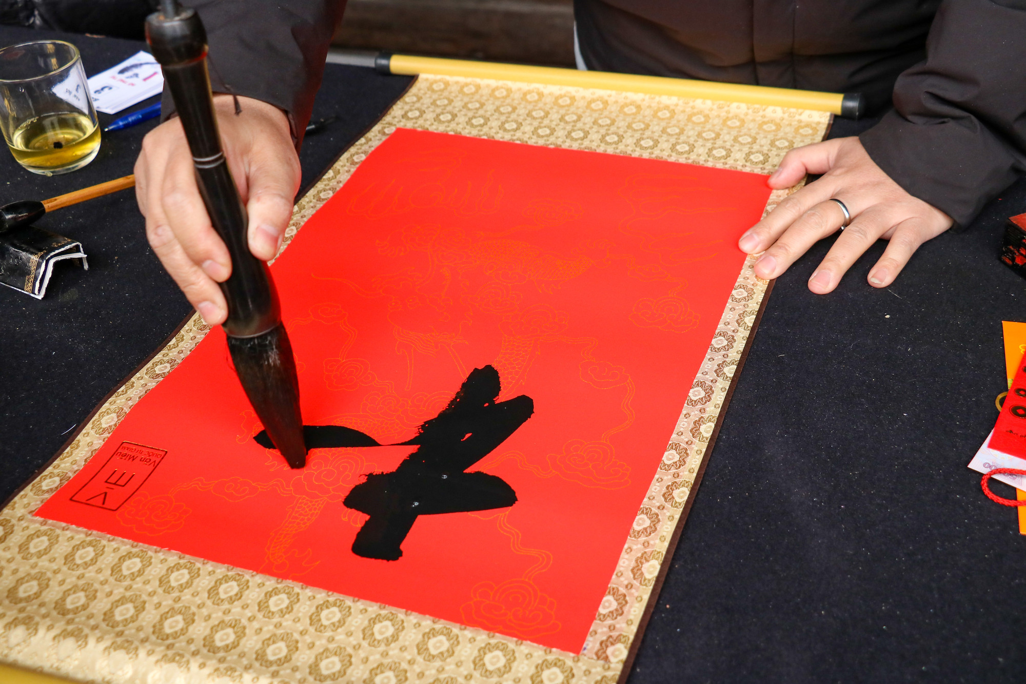 Nét chữ điêu luyện của những ông đồ tại đây.