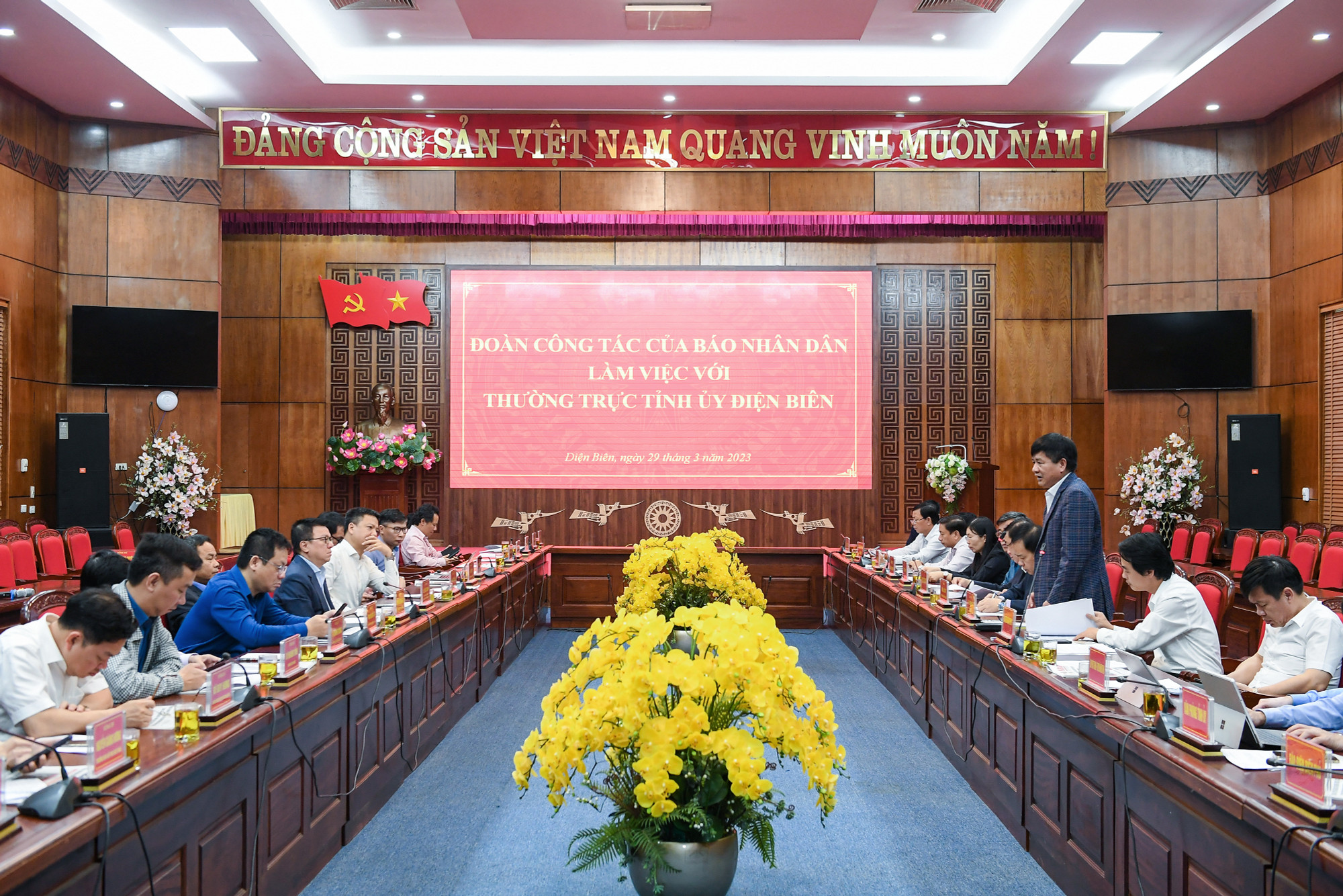 [Ảnh] Đoàn công tác Báo Nhân Dân làm việc với Tỉnh ủy Điện Biên ảnh 1