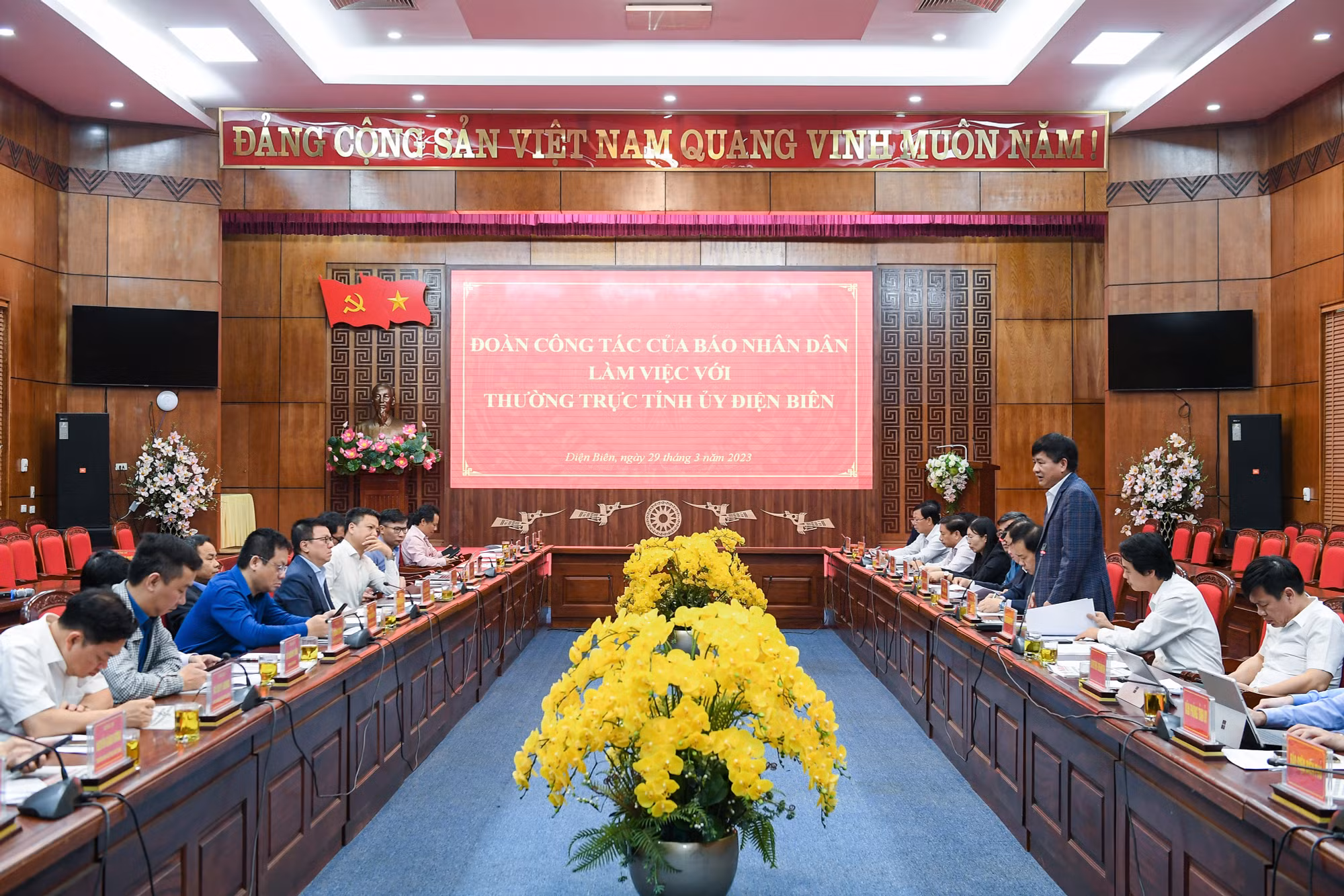 [Ảnh] Đoàn công tác Báo Nhân Dân làm việc với Tỉnh ủy Điện Biên ảnh 1