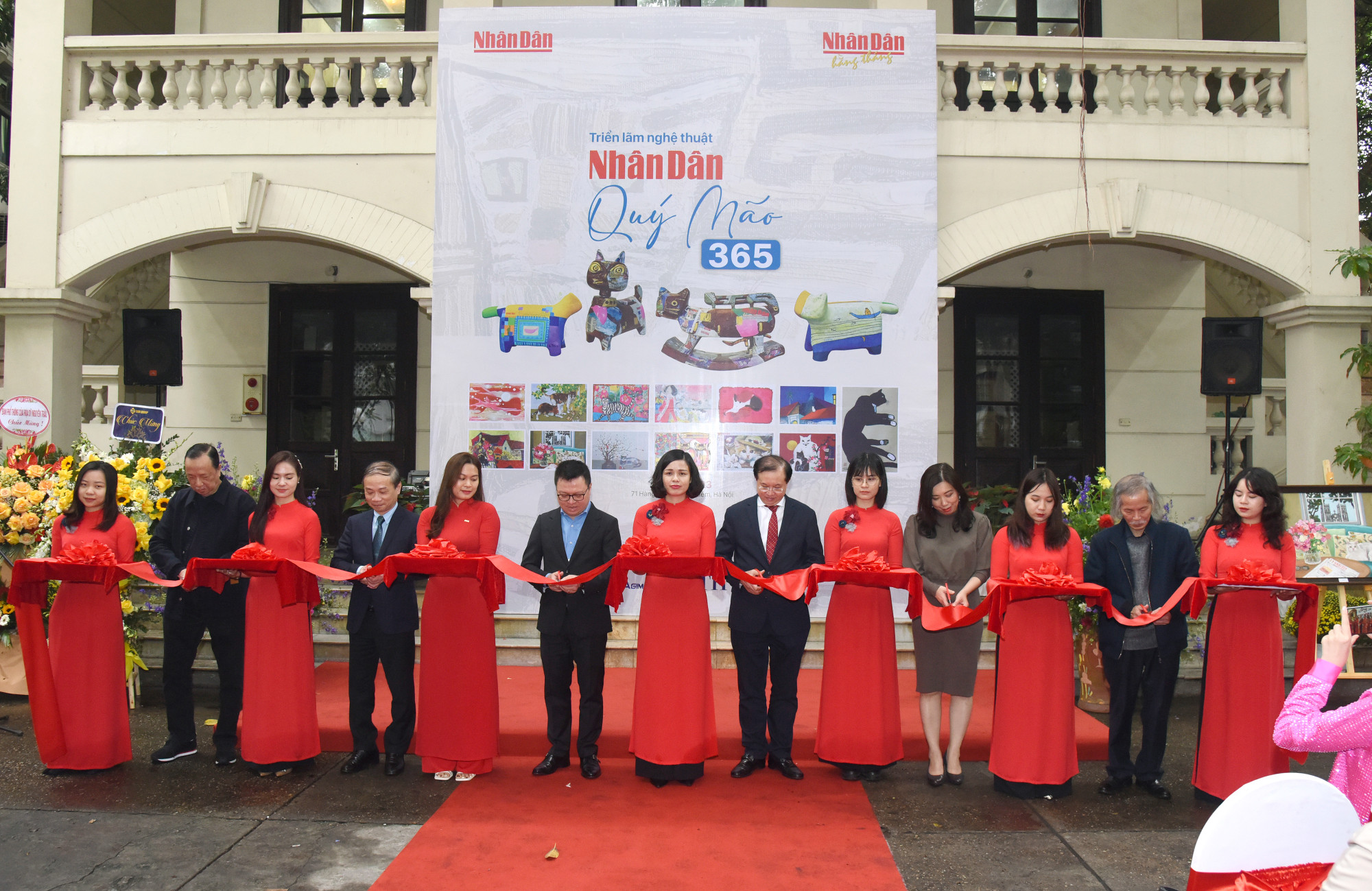 Các đại biểu cắt băng khai mạc triển lãm. (Ảnh: TRẦN HẢI)