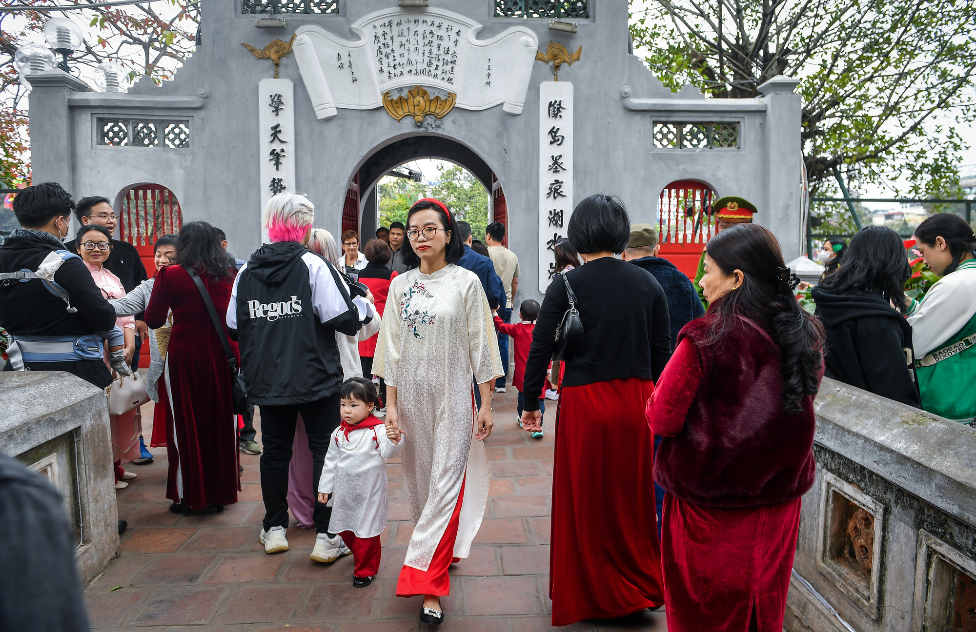 [Ảnh] Người Hà Nội rộn ràng du xuân ảnh 8