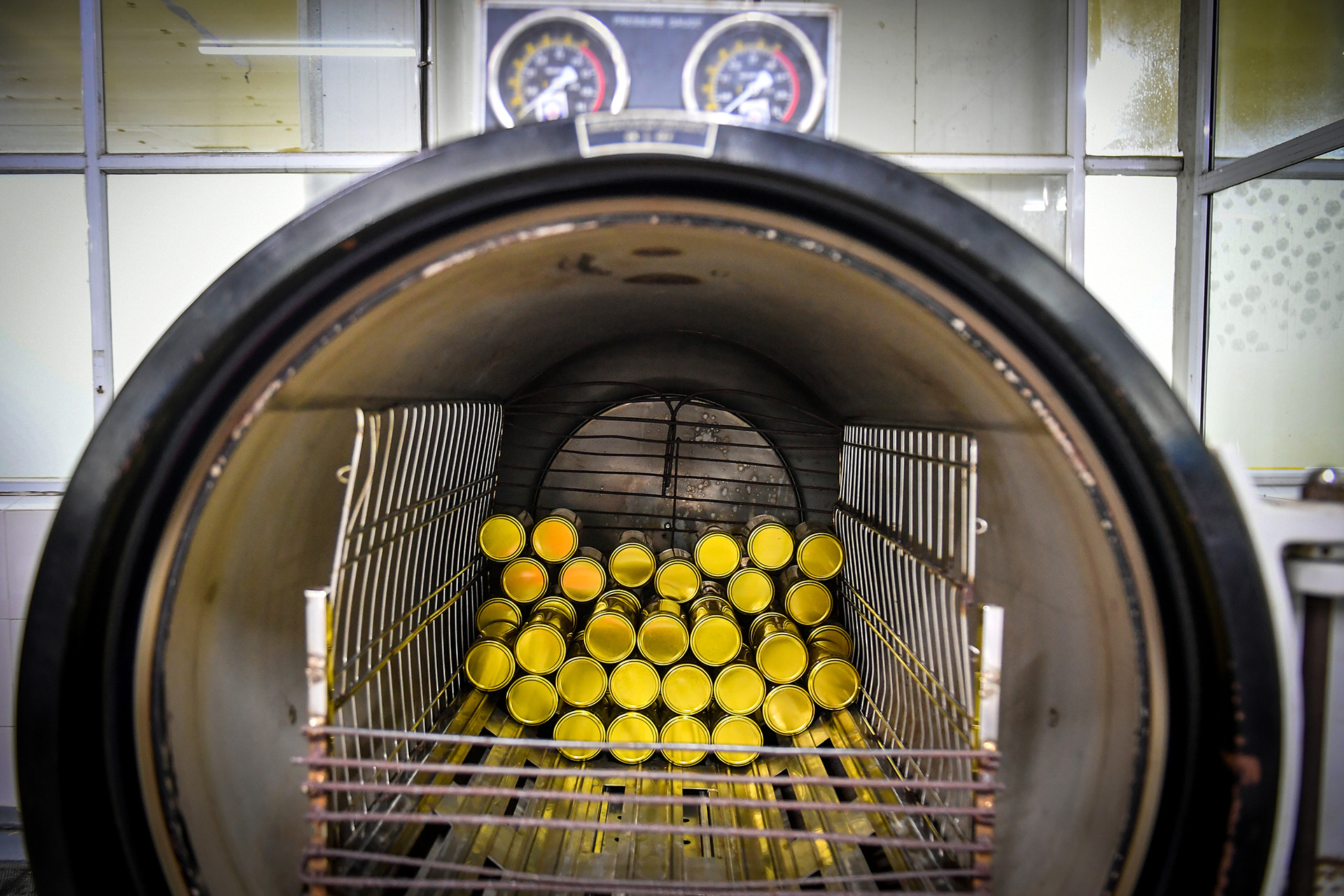 Sau khi được đóng lọ và cân bằng cân điện tử, các lọ ruốc hàu được thanh trùng trong thời gian 4-5 phút ở nhiệt độ 150 độ C.