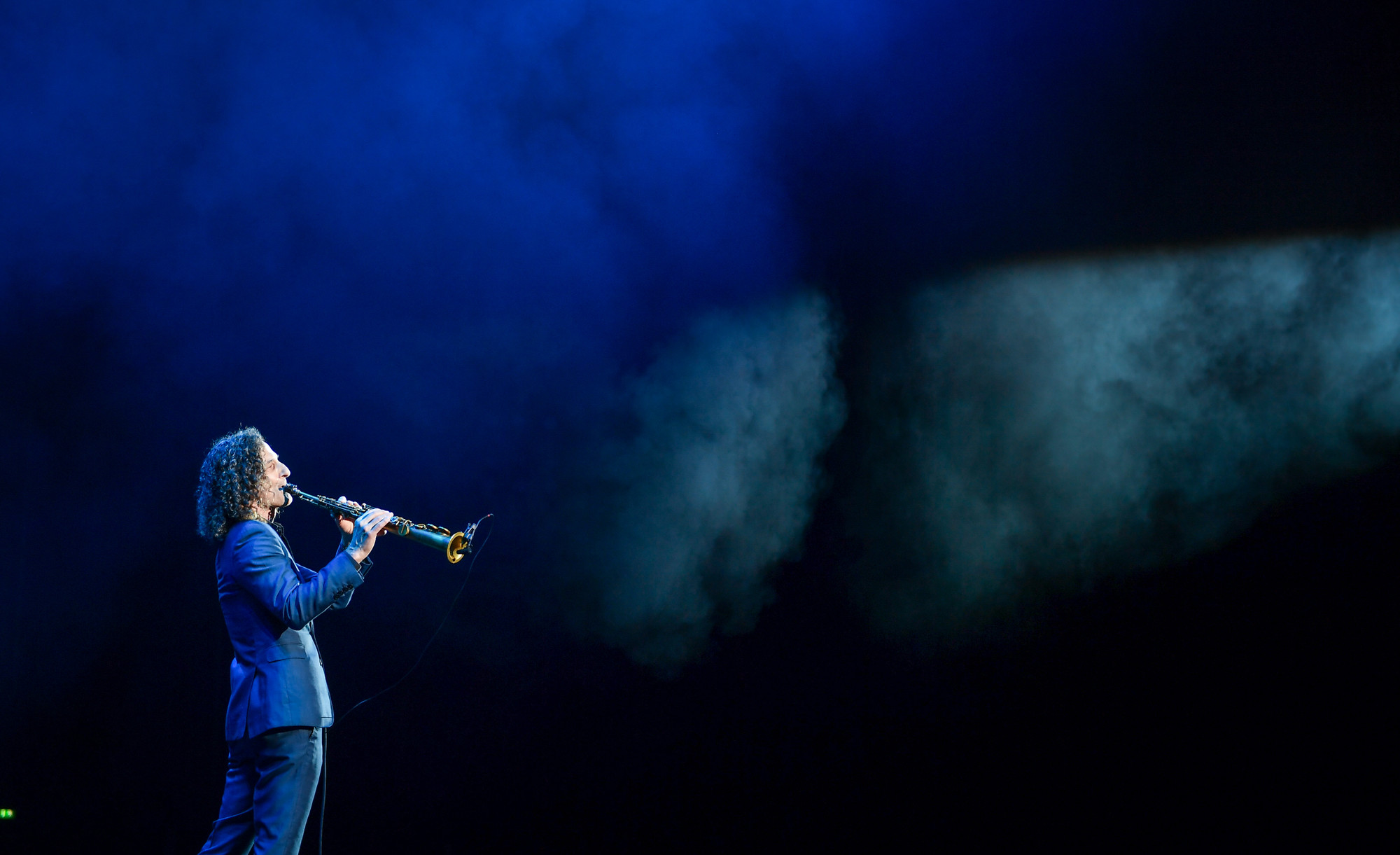 Ở bản "Sihouette", Kenny G đã làm khán giả cực kỳ bất ngờ với màn lấy hơi kéo dài gần 2 phút ở đoạn ngân, khán giả vỗ tay cổ vũ ông từng tràng dài.