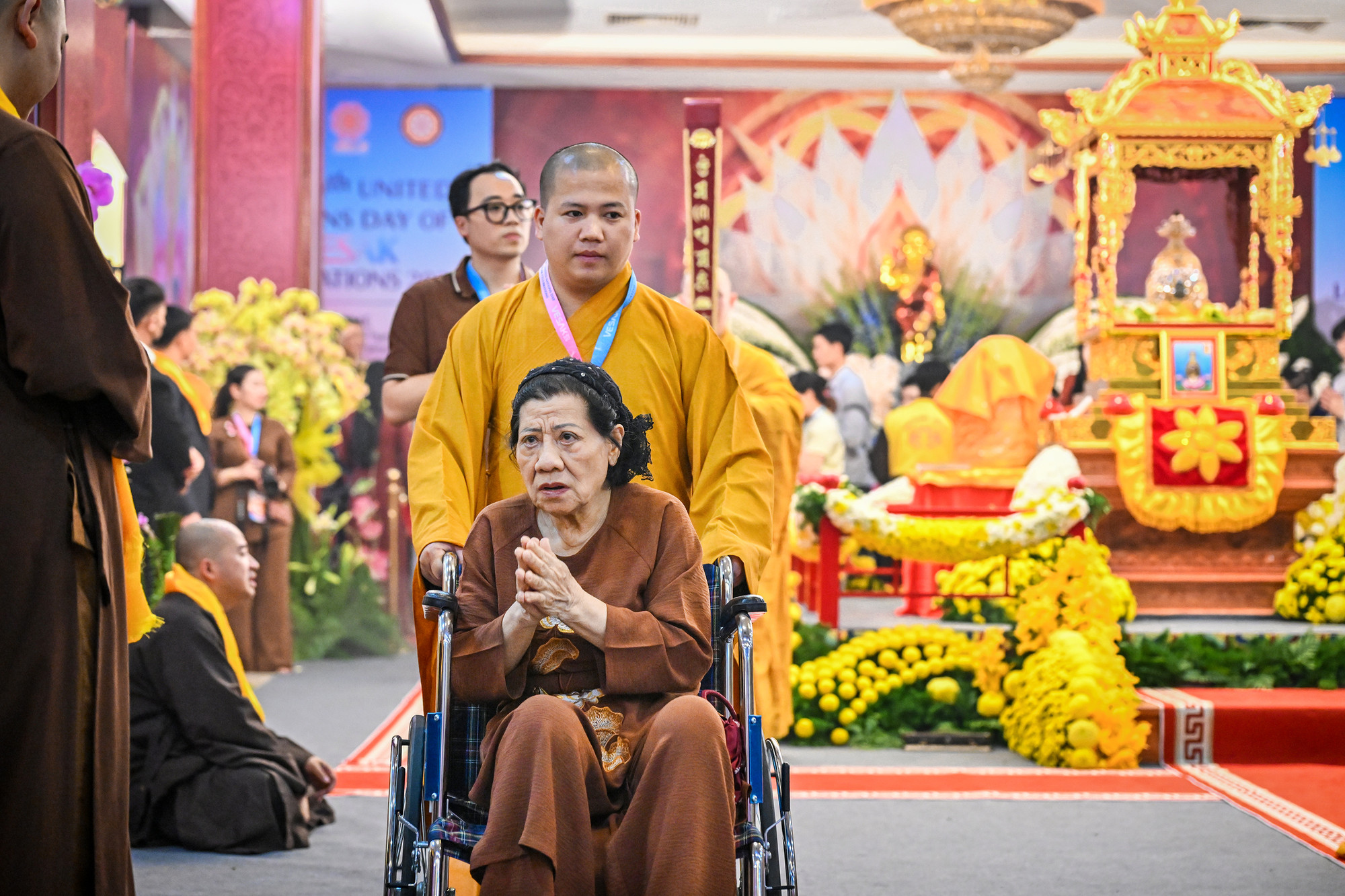 Đối với những phật tử, việc chiêm bái xá lợi không đơn thuần là một nghi lễ tôn thờ mà còn là hành trình hướng đến sự thanh tịnh trong tâm hồn.