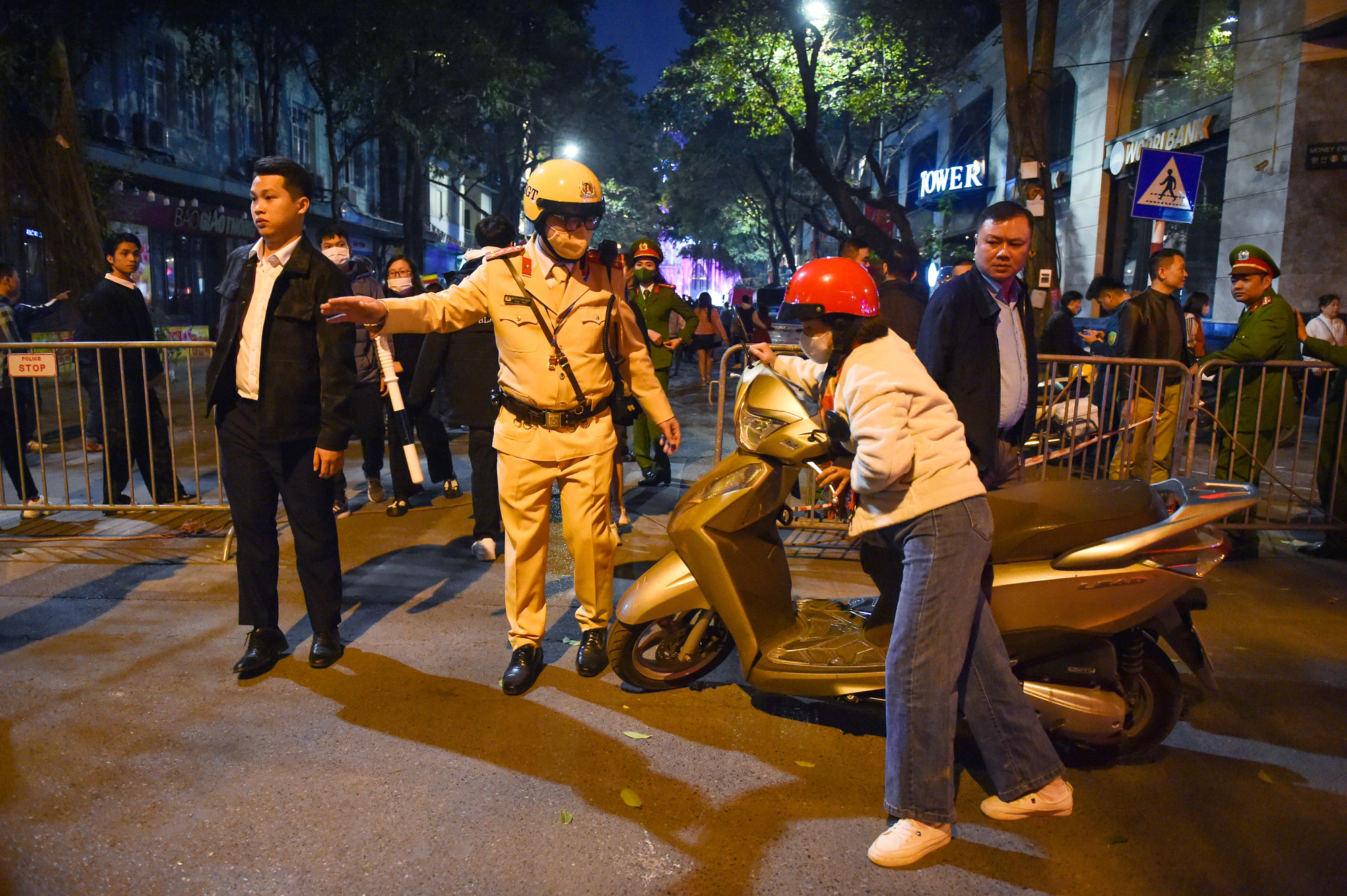 Lực lượng Công an quận Hoàn Kiếm tổ chức phân luồng, bảo đảm an ninh trong đêm Noel 2022. (Ảnh: THÀNH ĐẠT)