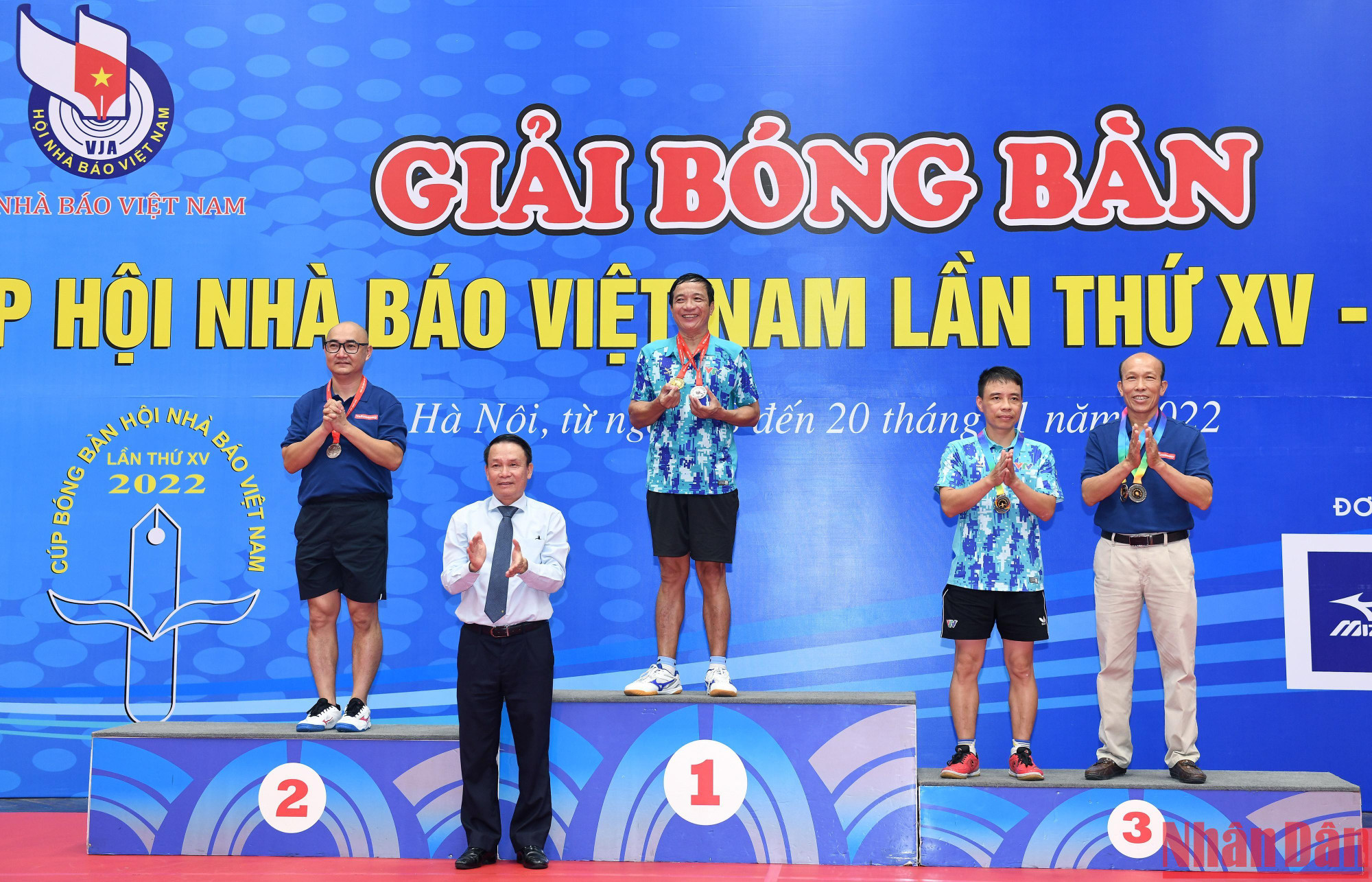 Trao giải Đơn nam trên 45 tuổi cho các vận động viên.