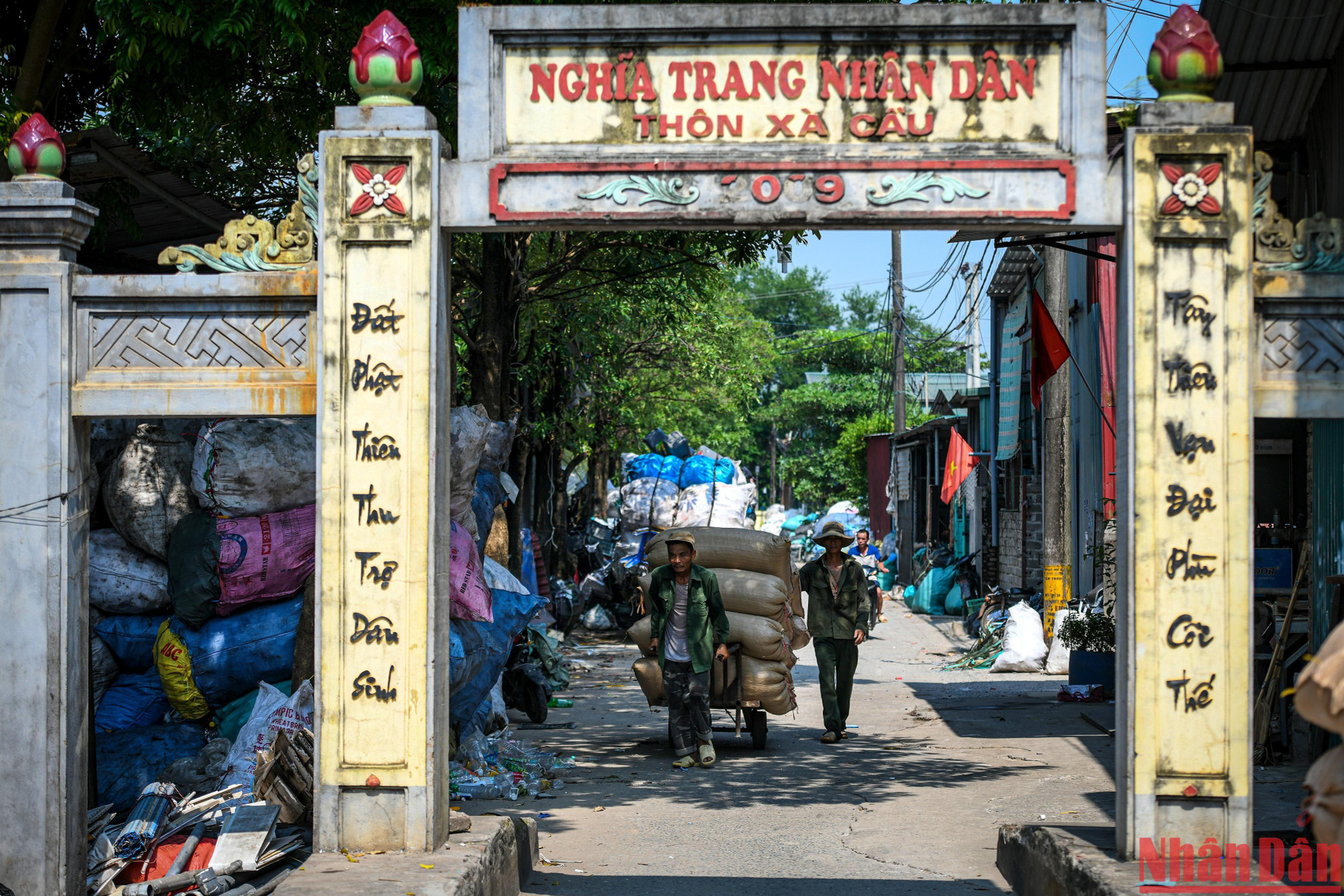 Nghề thu gom phế liệu tạo việc làm cho nhiều người, nhưng cũng gây hệ lụy là ô nhiễm, rác vứt bừa bãi, thậm chí đốt trộm. "Chính quyền xã đã tăng cường họp, nhắc nhở người dân và cử công an kiểm tra, xử phạt. Bên cạnh đó, chính quyền đã có hợp đồng vận chuyển và xử lý rác với Công ty cổ phần Công nghệ cao Hòa Bình (Lạc Thủy, Hòa Bình) nhằm hạn chế dần tình trạng ô nhiễm", ông Nguyễn Đức Nhất, Chủ tịch Ủy ban nhân dân xã Quảng Phú Cầu, cho biết.