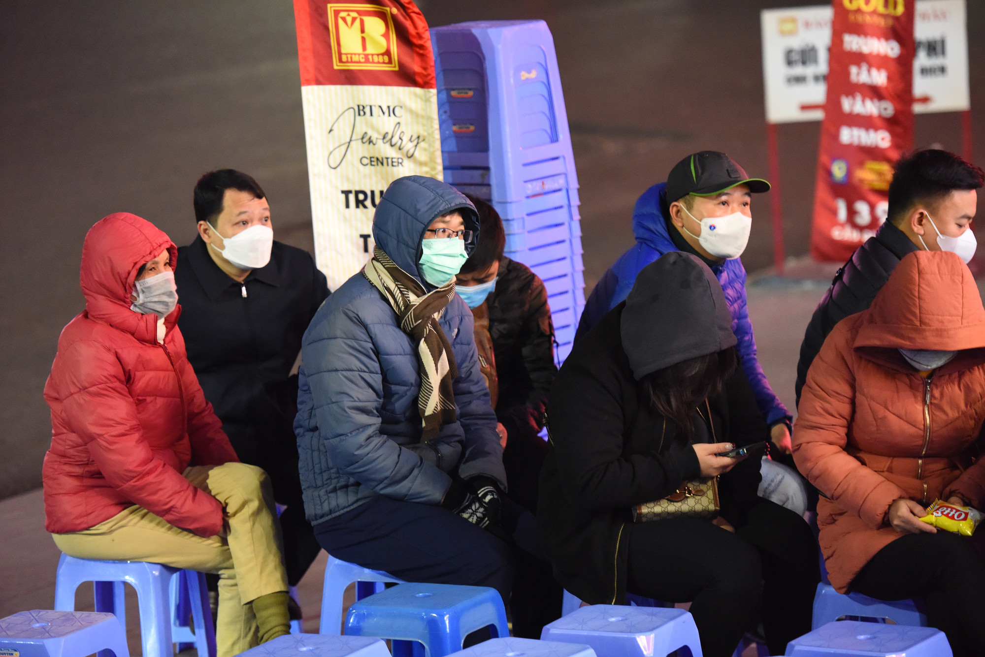 Mặc dù thời tiết Hà Nội sáng nay rất lạnh, nhưng những vị khách này vẫn kiên nhẫn chờ đợi.