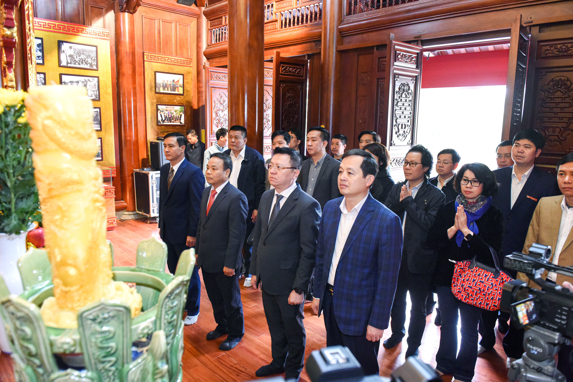 Đồng chí Lê Quốc Minh và Đoàn công tác của Báo Nhân Dân dâng hương tưởng niệm Chủ tịch Hồ Chí Minh.