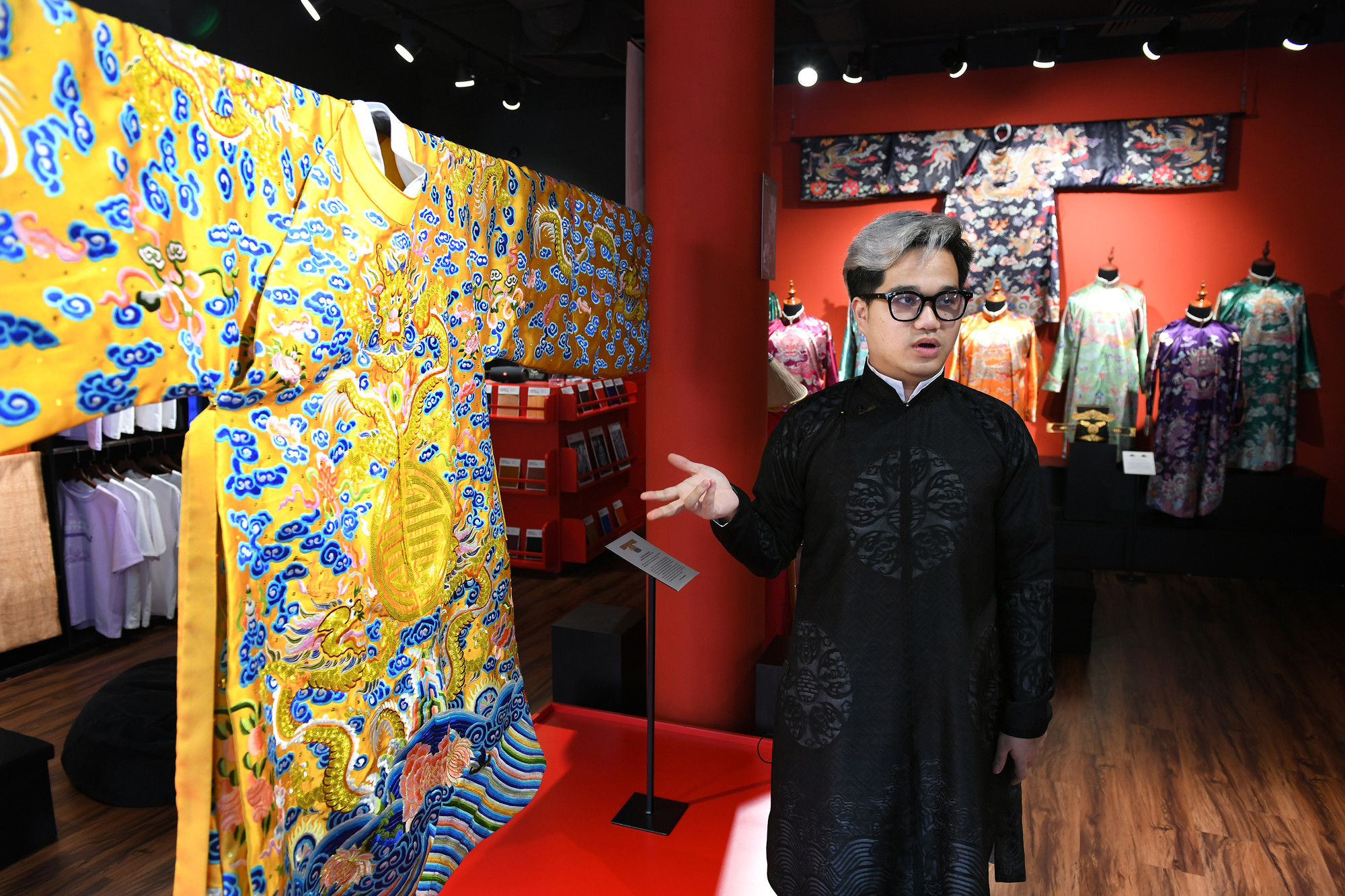 Vũ Đức bên mẫu long bào được phục dựng.