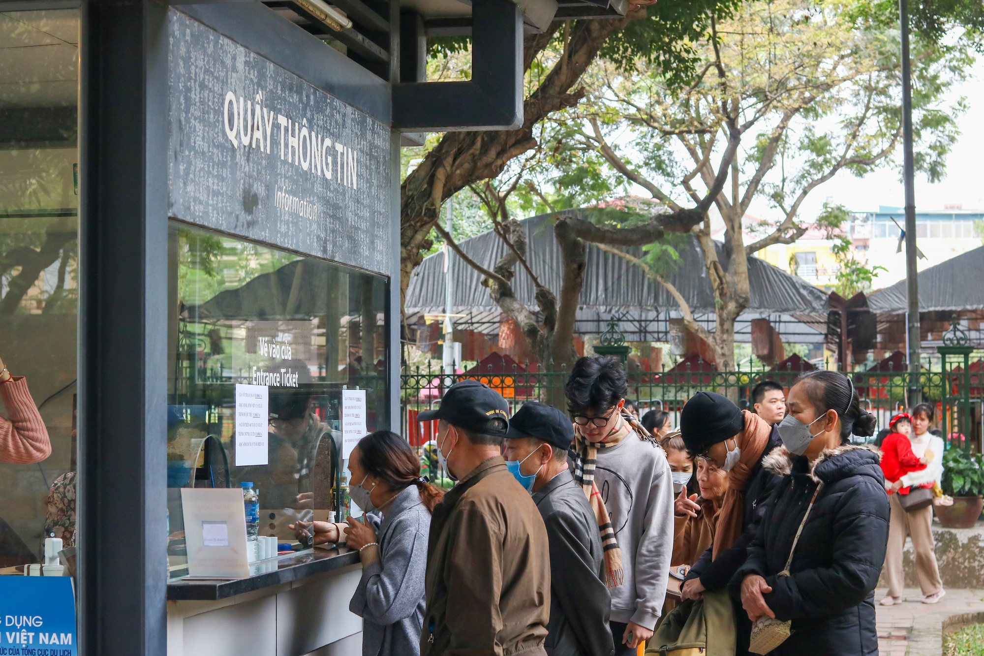 Từ sớm, mọi người đã xếp hàng mua vé tham quan di tích Văn Miếu - Quốc Tử Giám.