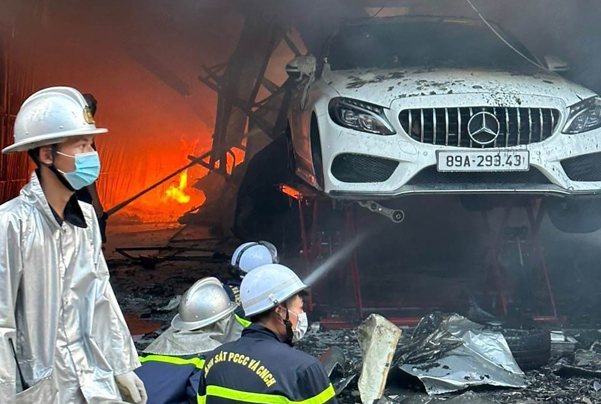 Tại thời điểm xảy ra cháy, trong xưởng vẫn còn xe ô-tô. Tại thời điểm xảy ra cháy, trong xưởng vẫn còn xe ô-tô.