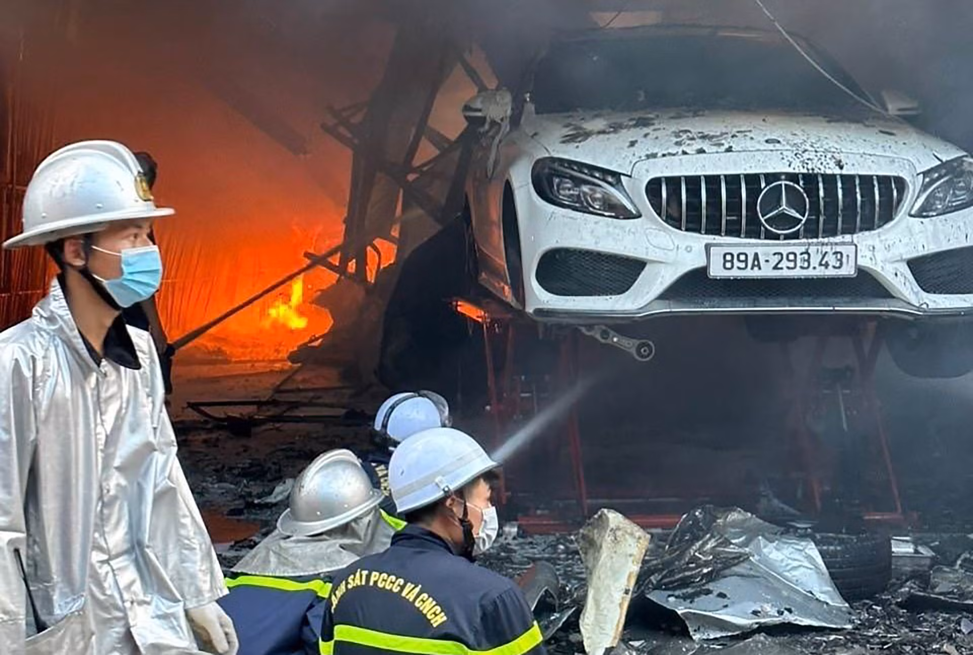 Tại thời điểm xảy ra cháy, trong xưởng vẫn còn xe ô-tô.