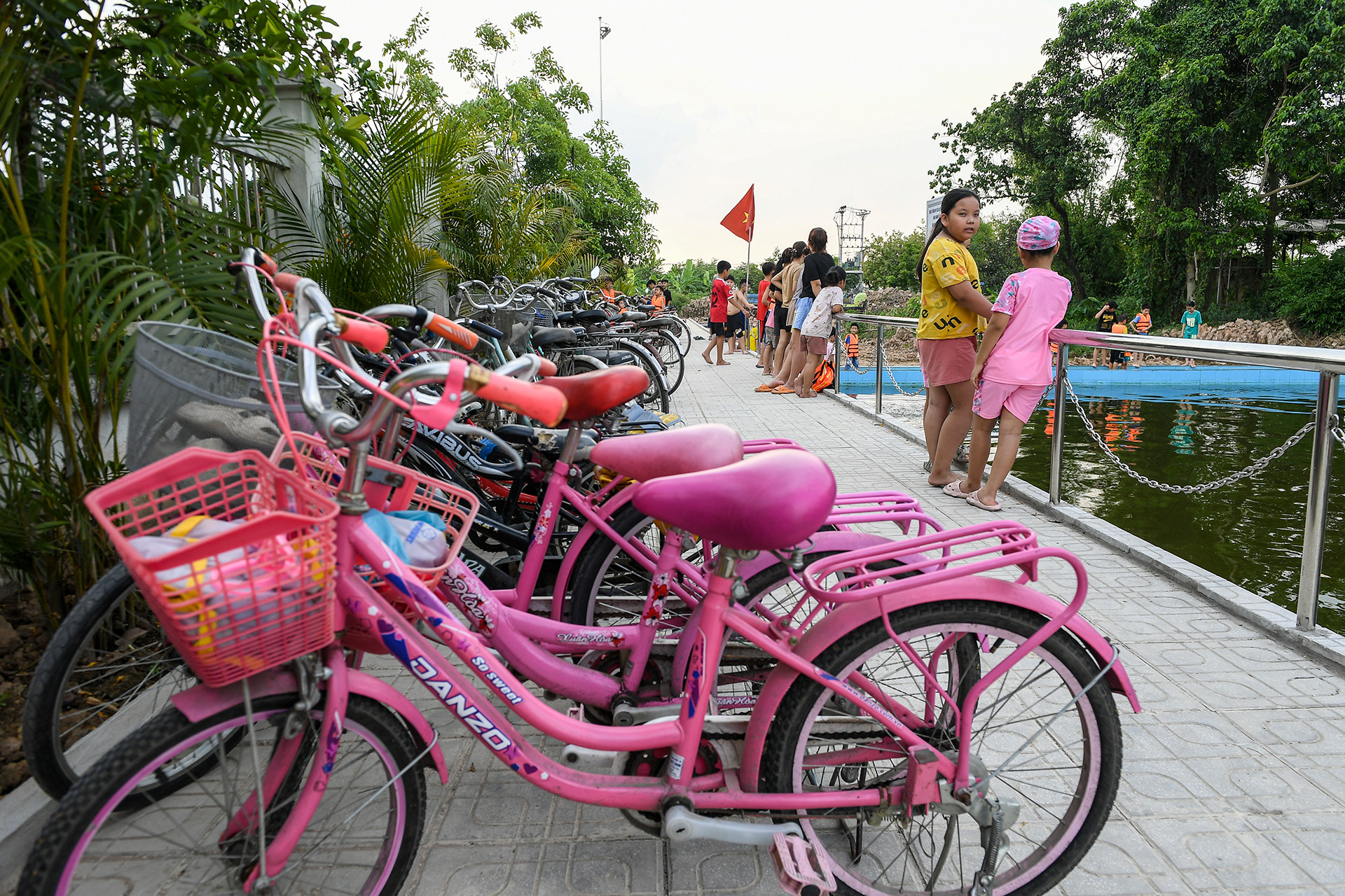 [Ảnh] Biến ao làng thành bể bơi miễn phí cho trẻ ảnh 3