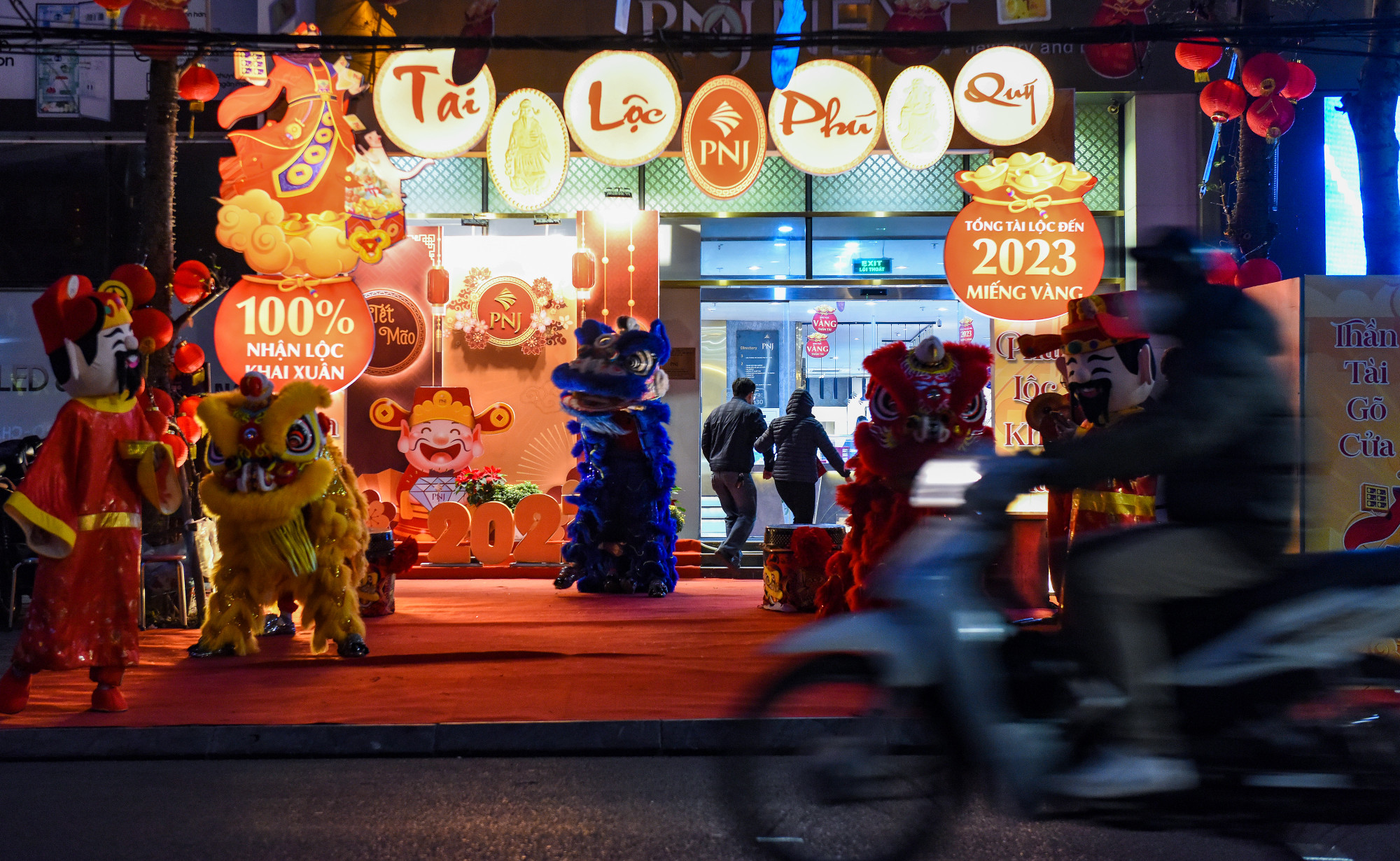 Trái ngược với cảnh đông đúc tại Bảo Tín Minh Châu, cơ sở của Công ty TNHH Vàng bạc đá quý Phú Nhuận (PNJ) trên đường Cầu Giấy khá vắng khách.