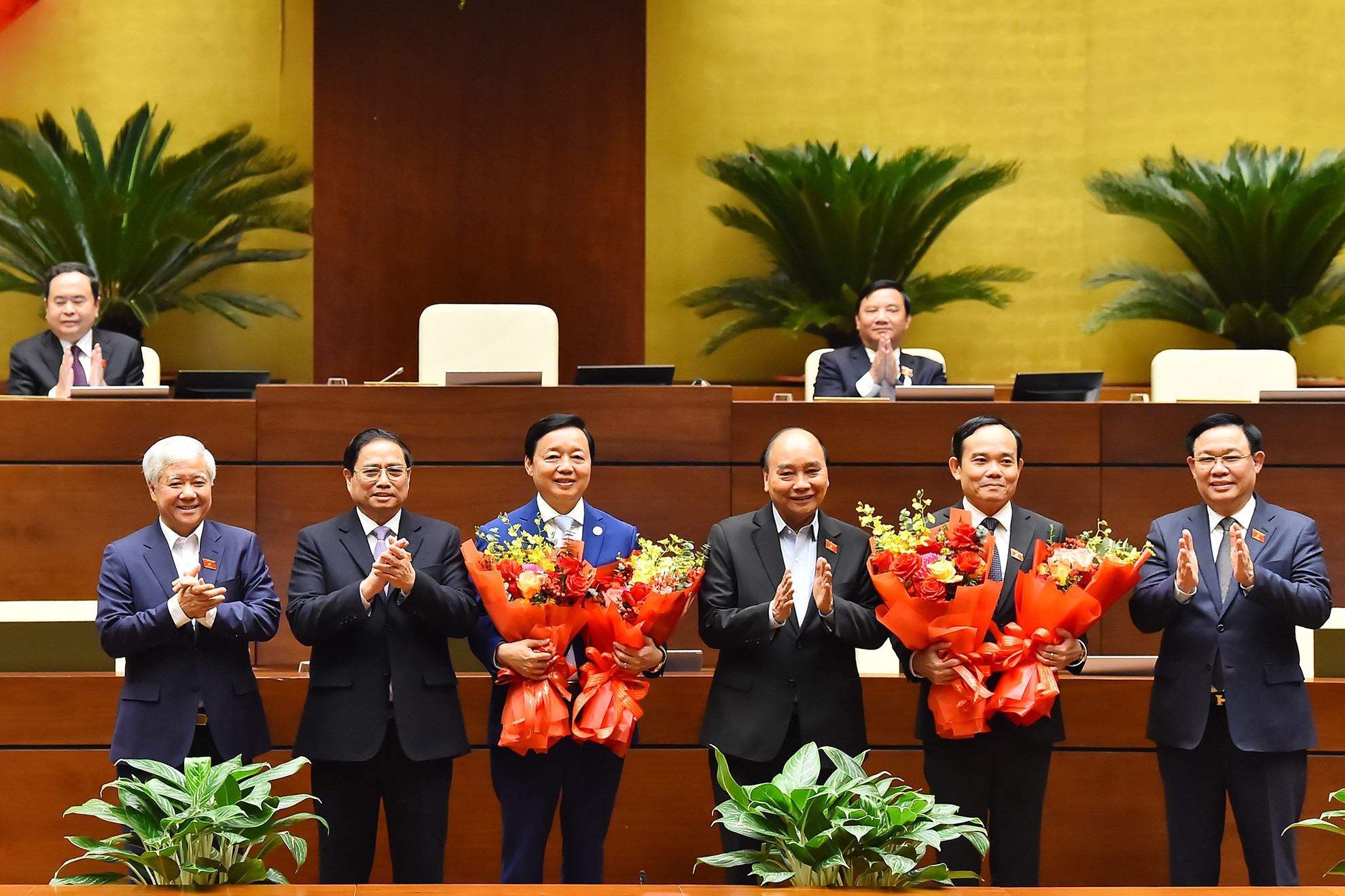 Chủ tịch nước Nguyễn Xuân Phúc, Thủ tướng Phạm Minh Chính, Chủ tịch Quốc hội Vương Đình Huệ, Chủ tịch Ủy ban Trung ương Mặt trận Tổ quốc Việt Nam Đỗ Văn Chiến chúc mừng 2 tân Phó Thủ tướng Chính phủ Trần Hồng Hà và Trần Lưu Quang.