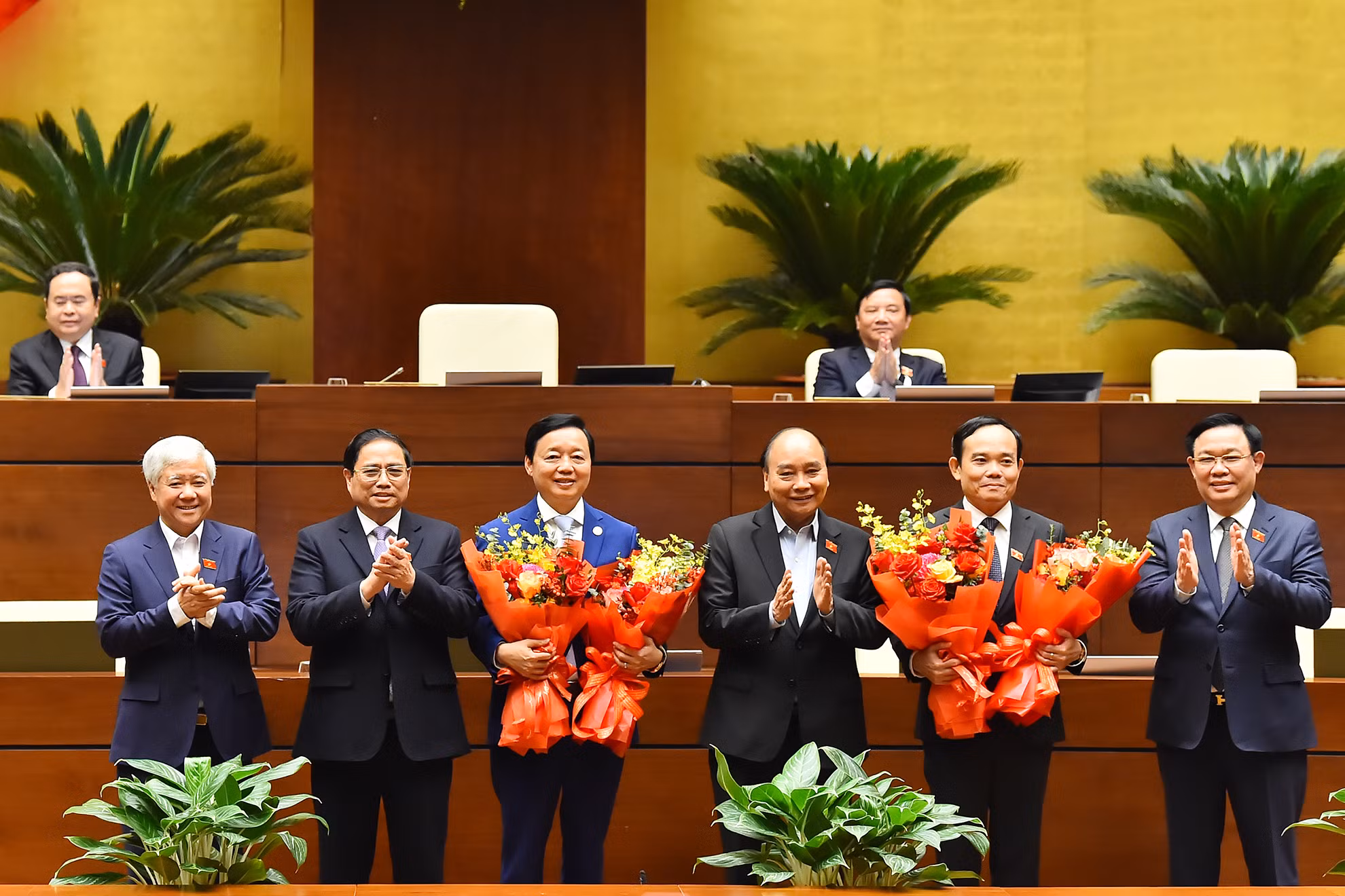 Chủ tịch nước Nguyễn Xuân Phúc, Thủ tướng Phạm Minh Chính, Chủ tịch Quốc hội Vương Đình Huệ, Chủ tịch Ủy ban Trung ương Mặt trận Tổ quốc Việt Nam Đỗ Văn Chiến chúc mừng 2 tân Phó Thủ tướng Chính phủ Trần Hồng Hà và Trần Lưu Quang.