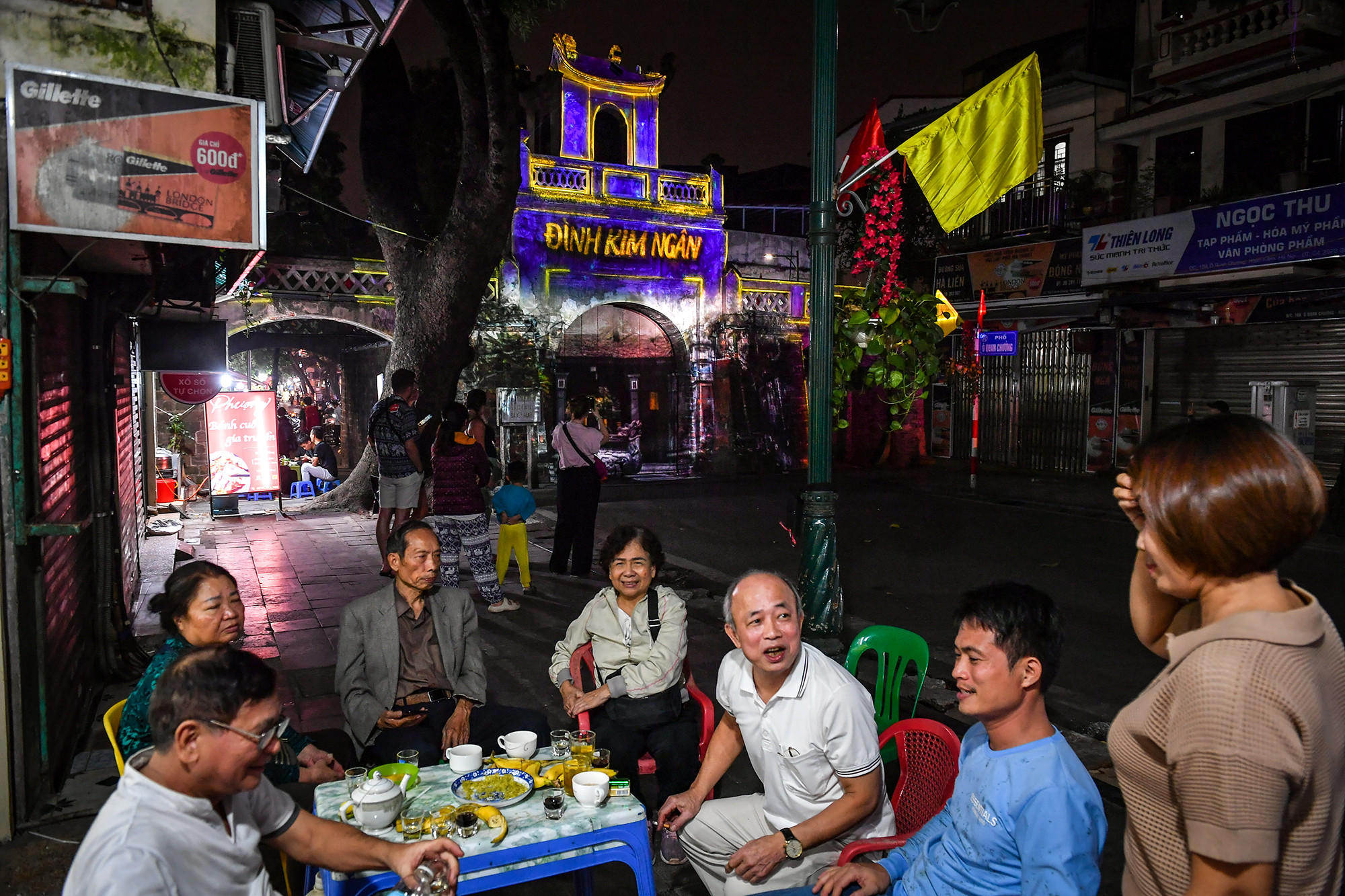Những người già sinh sống tại khu phố cũng thích thú trước hình ảnh này, còn pha trà, uống nước trước cửa nhà để ngắm Ô Quan Chưởng đẹp lạ thường.