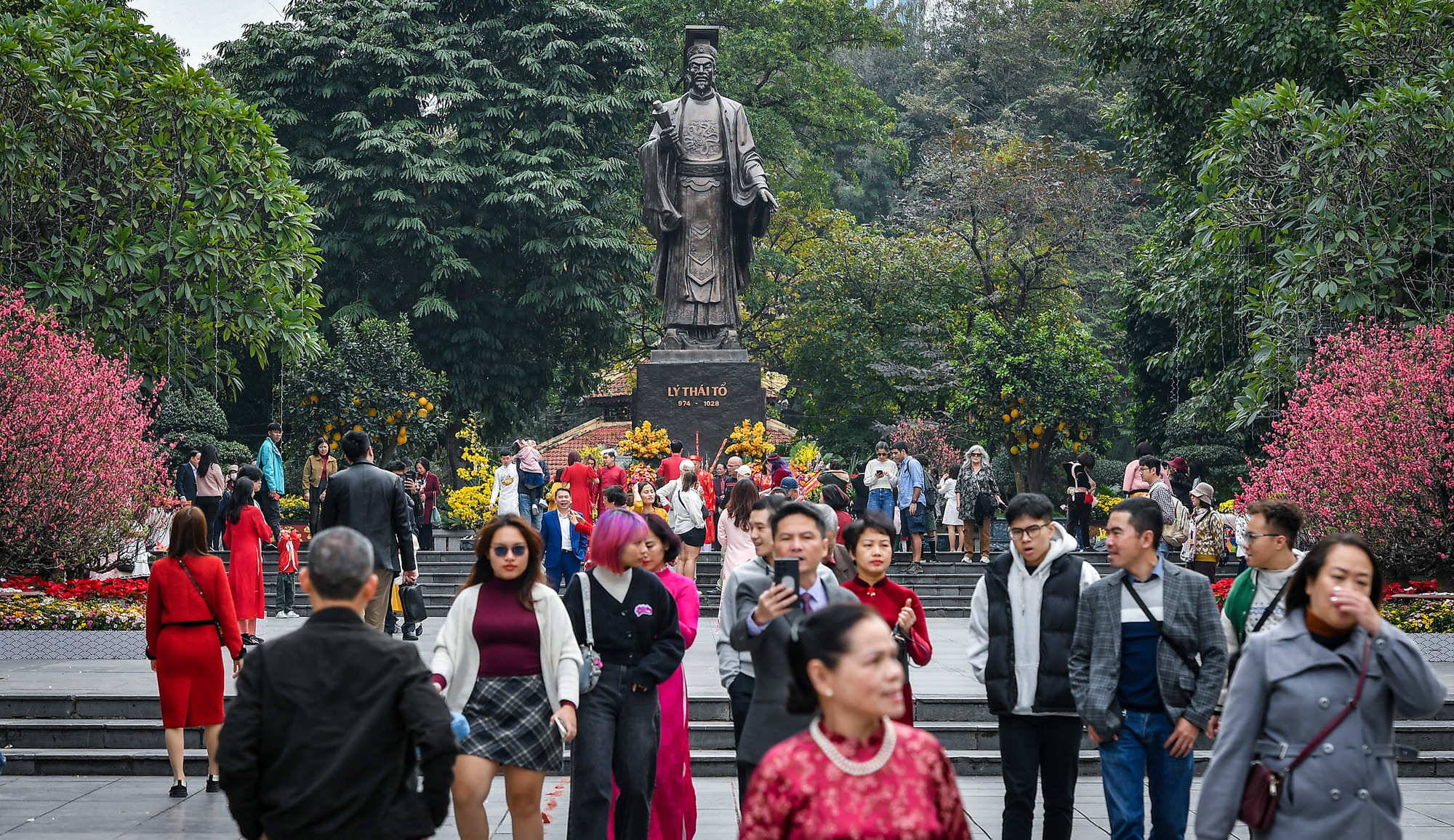 [Ảnh] Người Hà Nội rộn ràng du xuân ảnh 4