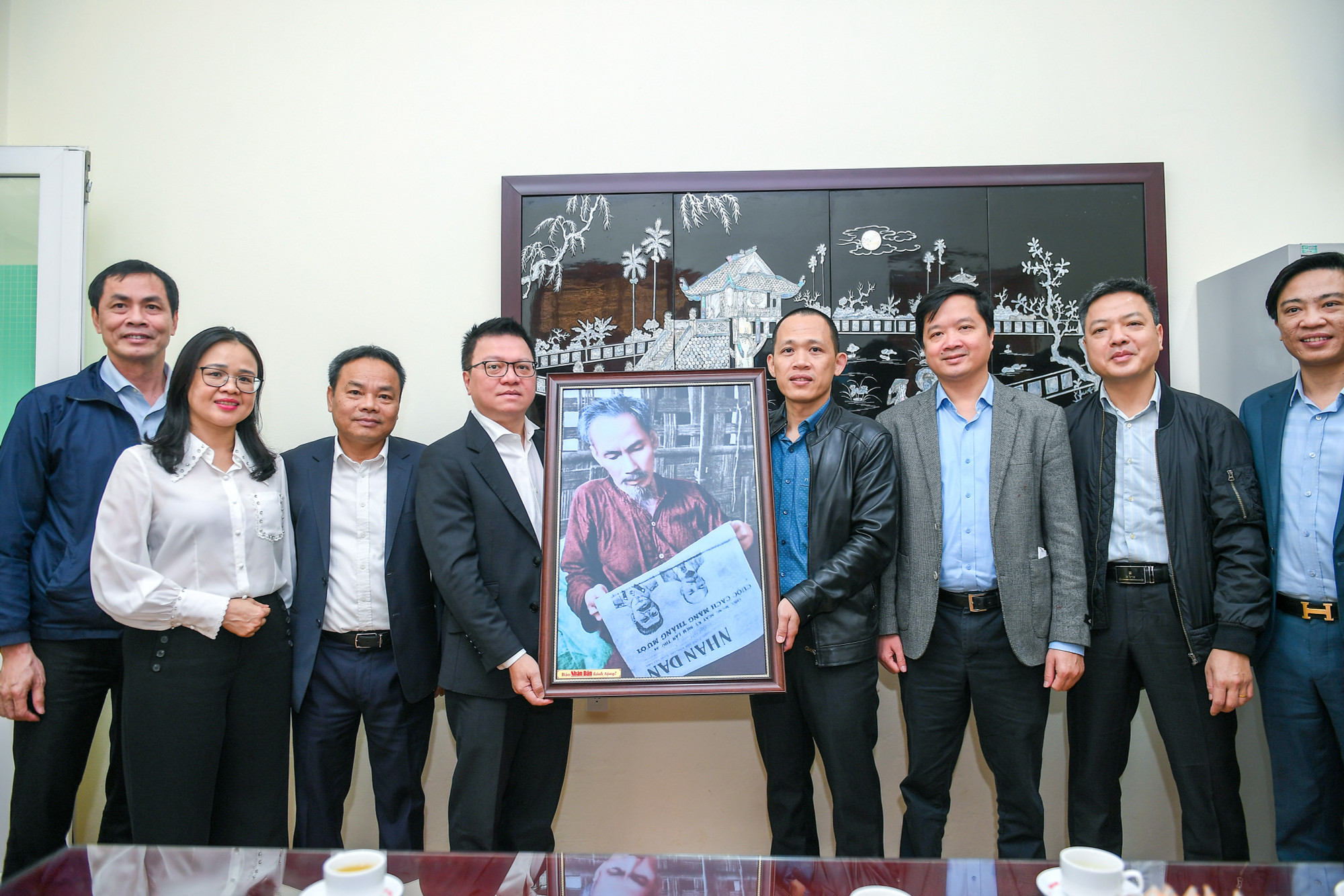 Đồng chí Lê Quốc Minh cùng Đoàn công tác thăm tặng quà Văn phòng Đại diện Báo Nhân Dân tại Sơn La.