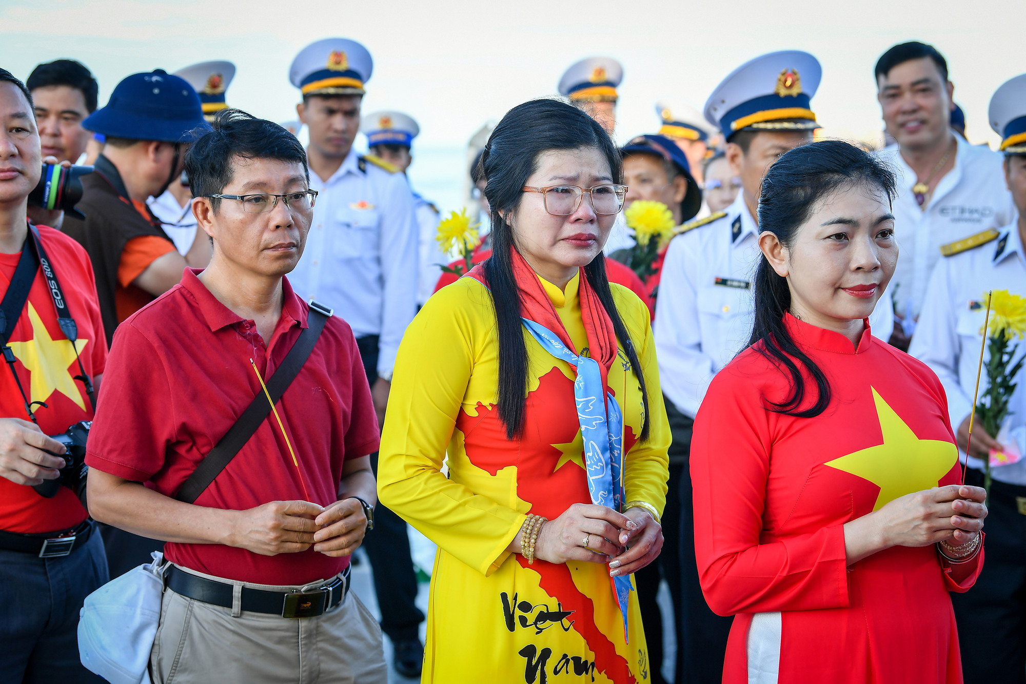 Nghi thức tưởng niệm có cả bi thương xen lẫn tự hào.