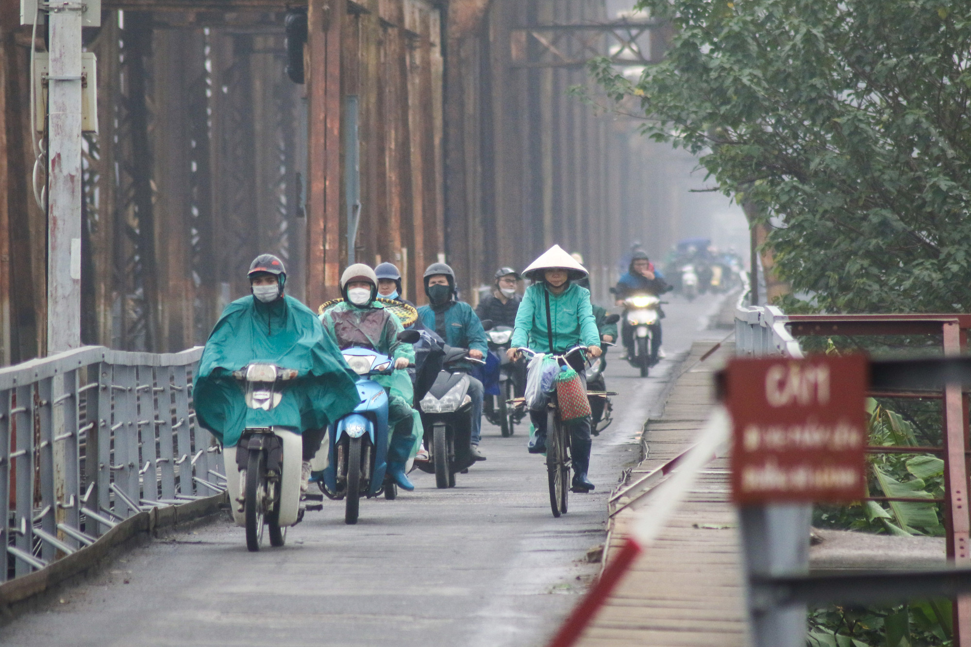 Sương mù dày đặc trên cầu Long Biên vào buổi sáng.