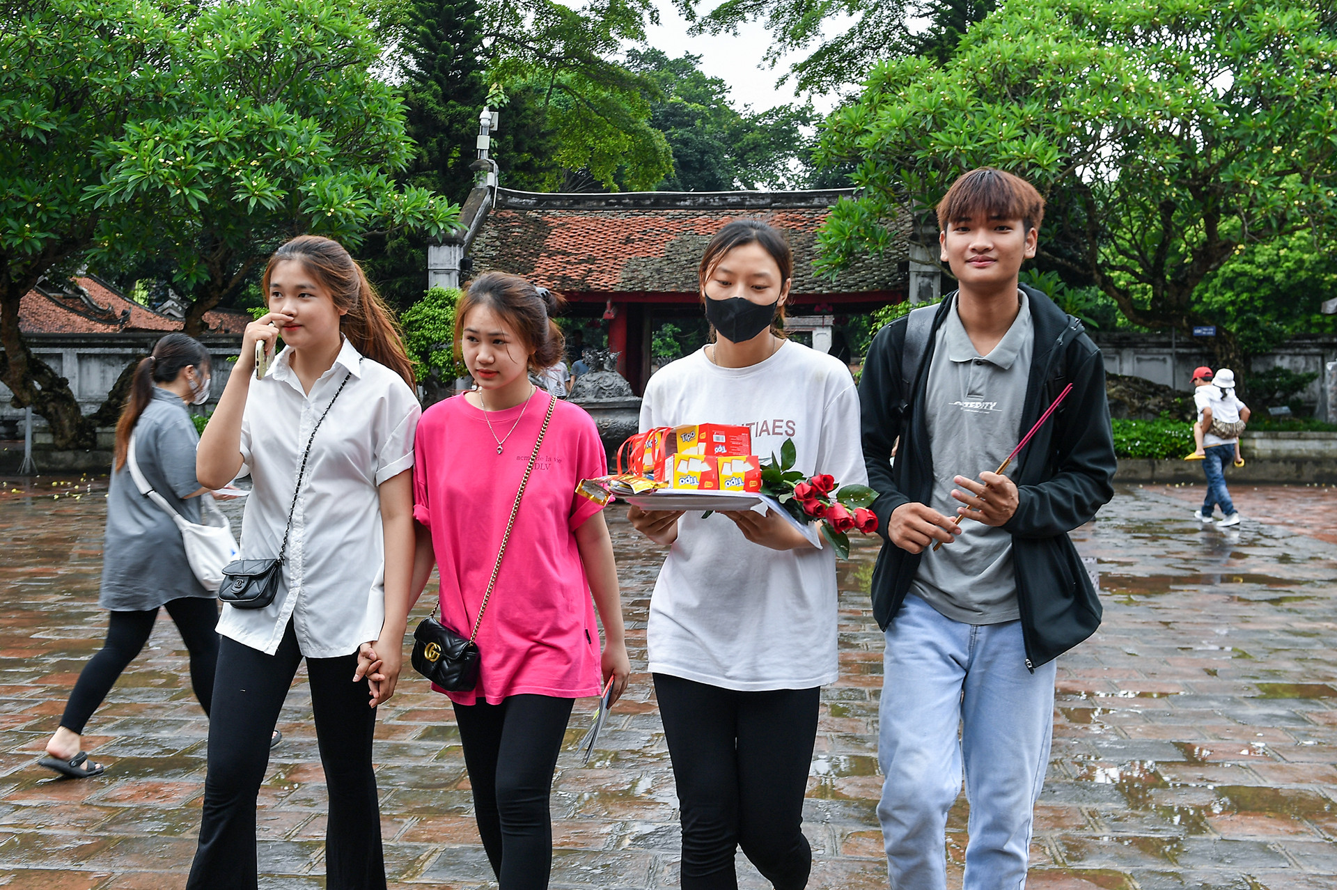 [Ảnh] Sĩ tử đến Văn Miếu cầu may trước kỳ thi tốt nghiệp THPT ảnh 10