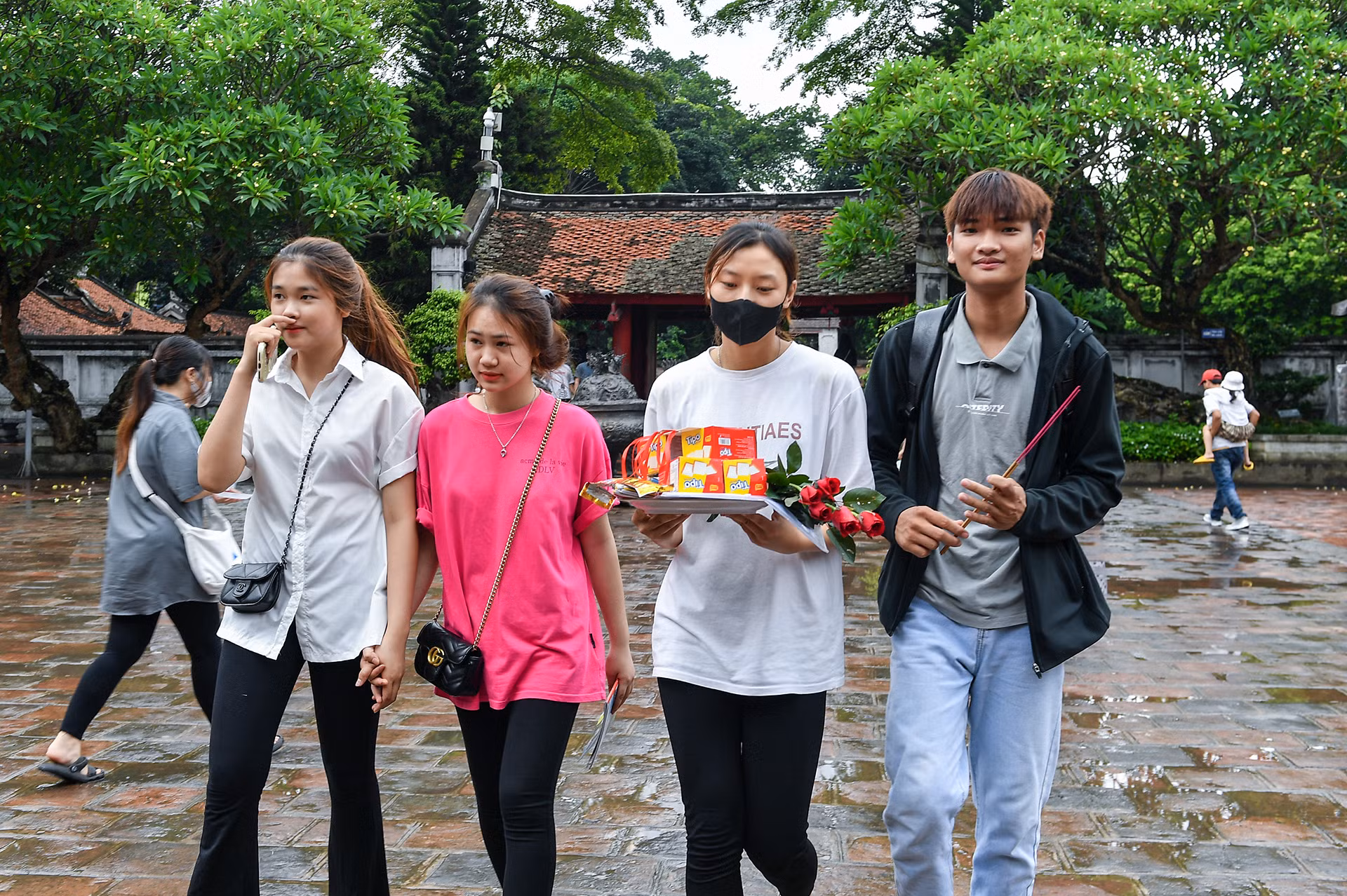 [Ảnh] Sĩ tử đến Văn Miếu cầu may trước kỳ thi tốt nghiệp THPT ảnh 10