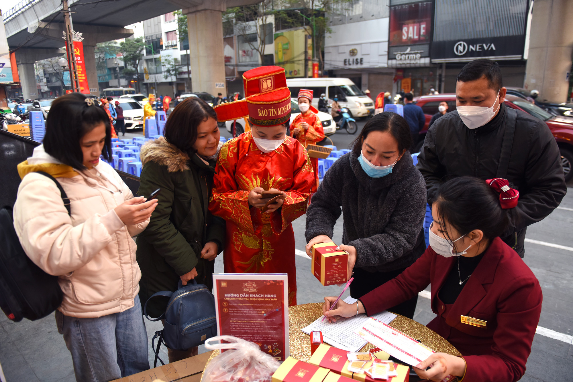 Khách hàng sau khi mua vàng được tặng thêm các phần quà may mắn.