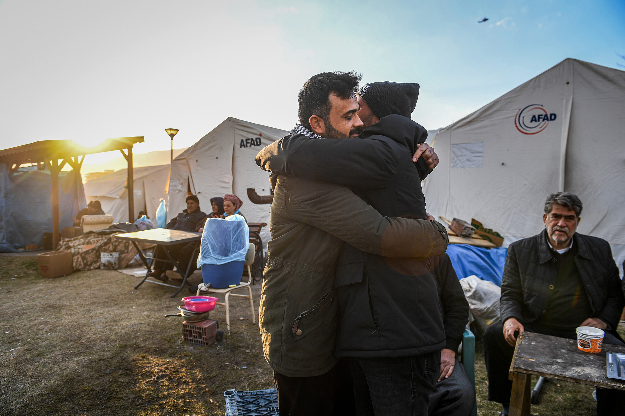 Những người đàn ông gặp mặt, động viên nhau vượt qua nỗi đau.