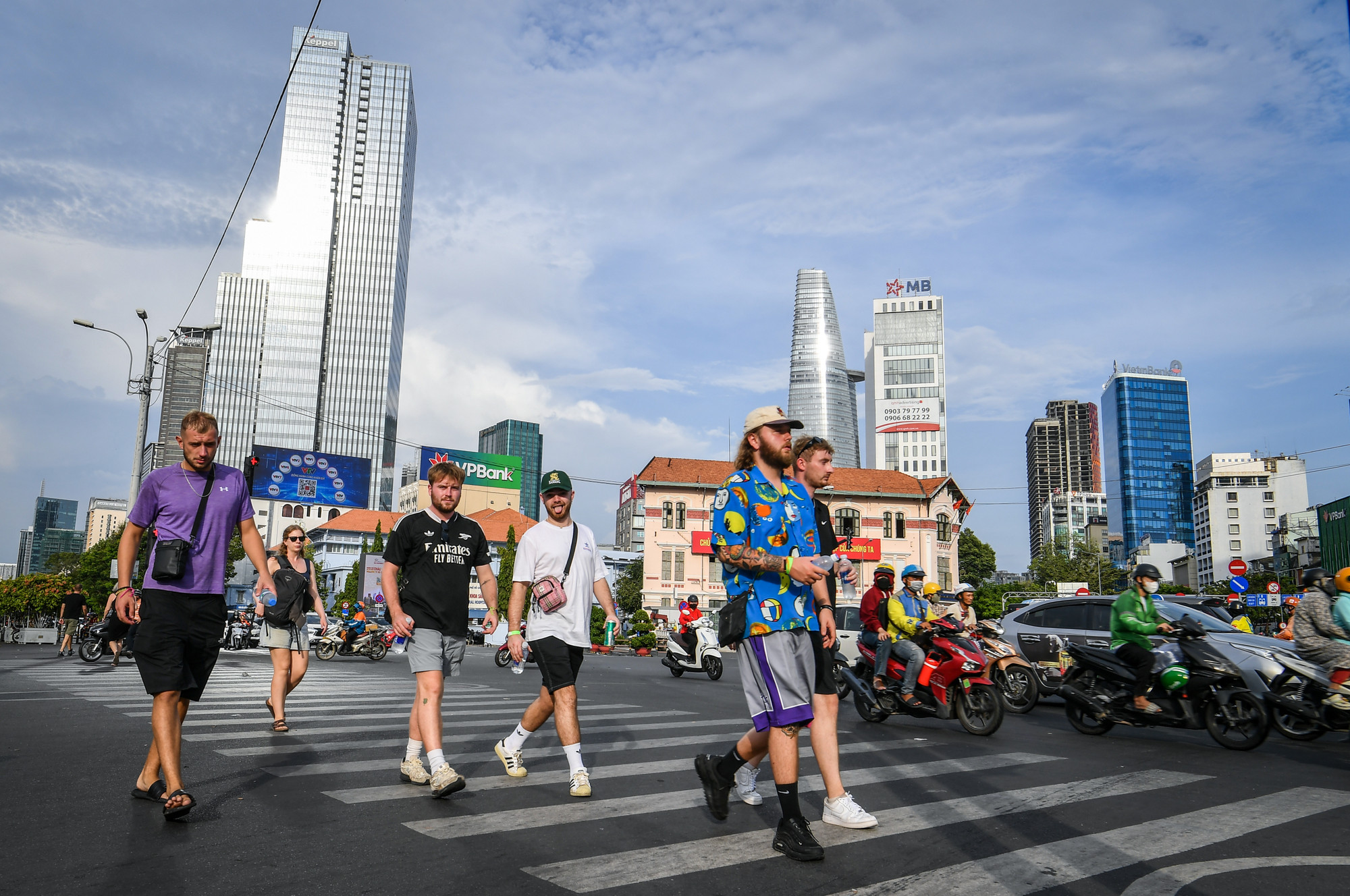 Về du lịch, Thành phố Hồ Chí Minh phấn đấu trở thành điểm đến hàng đầu tại châu Á với hình ảnh thành phố “Cởi mở-Trẻ trung-Sống động-Hứng khởi-Hướng về tương lai”.