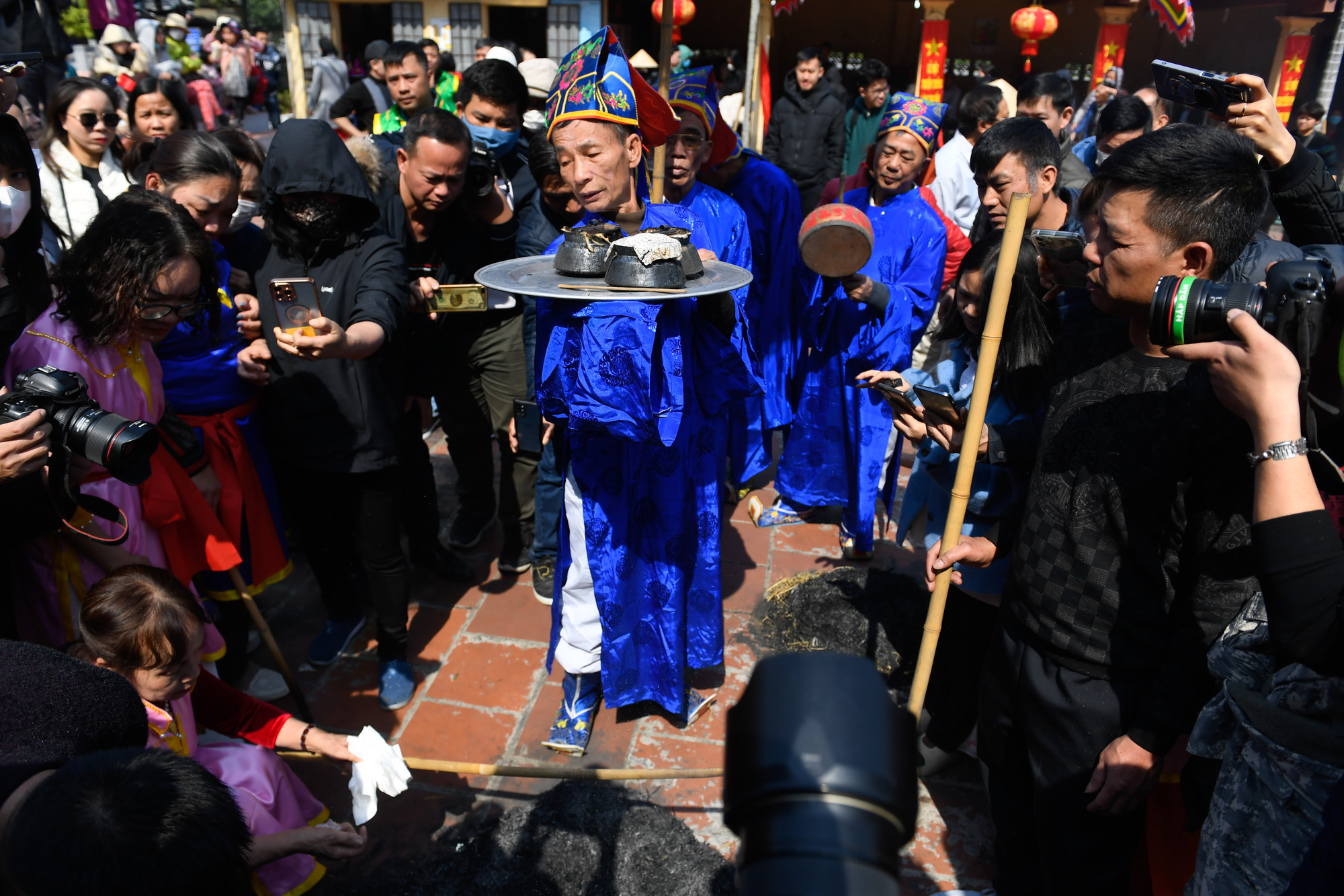 Hội thổi cơm thi Thị Cấm không chỉ thu hút đông đảo du khách thập phương tới xem hội mà còn được các nhiếp ảnh gia cả nước quan tâm tìm đến.