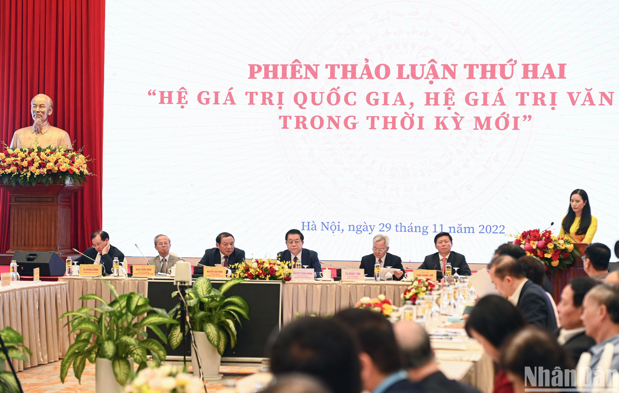 Phiên luận thứ 2 diễn ra sôi nổi với nhiều bài tham luận chất lượng và sâu sắc.