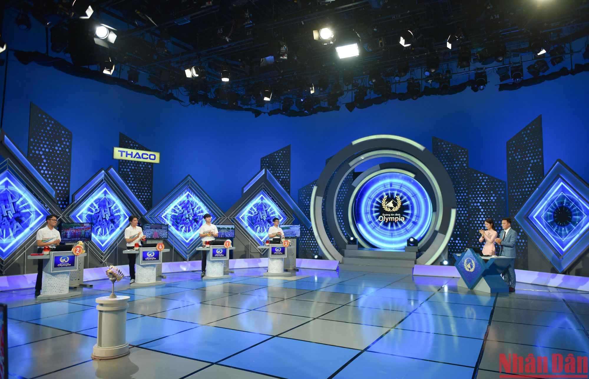 Trận chung kết Đường lên đỉnh Olympia năm thứ 22 được tường thuật trực tiếp trên kênh VTV3 sáng 2/10 với sự tham gia của 4 "nhà leo núi" xuất sắc nhất. (Ảnh: Thành Đạt)