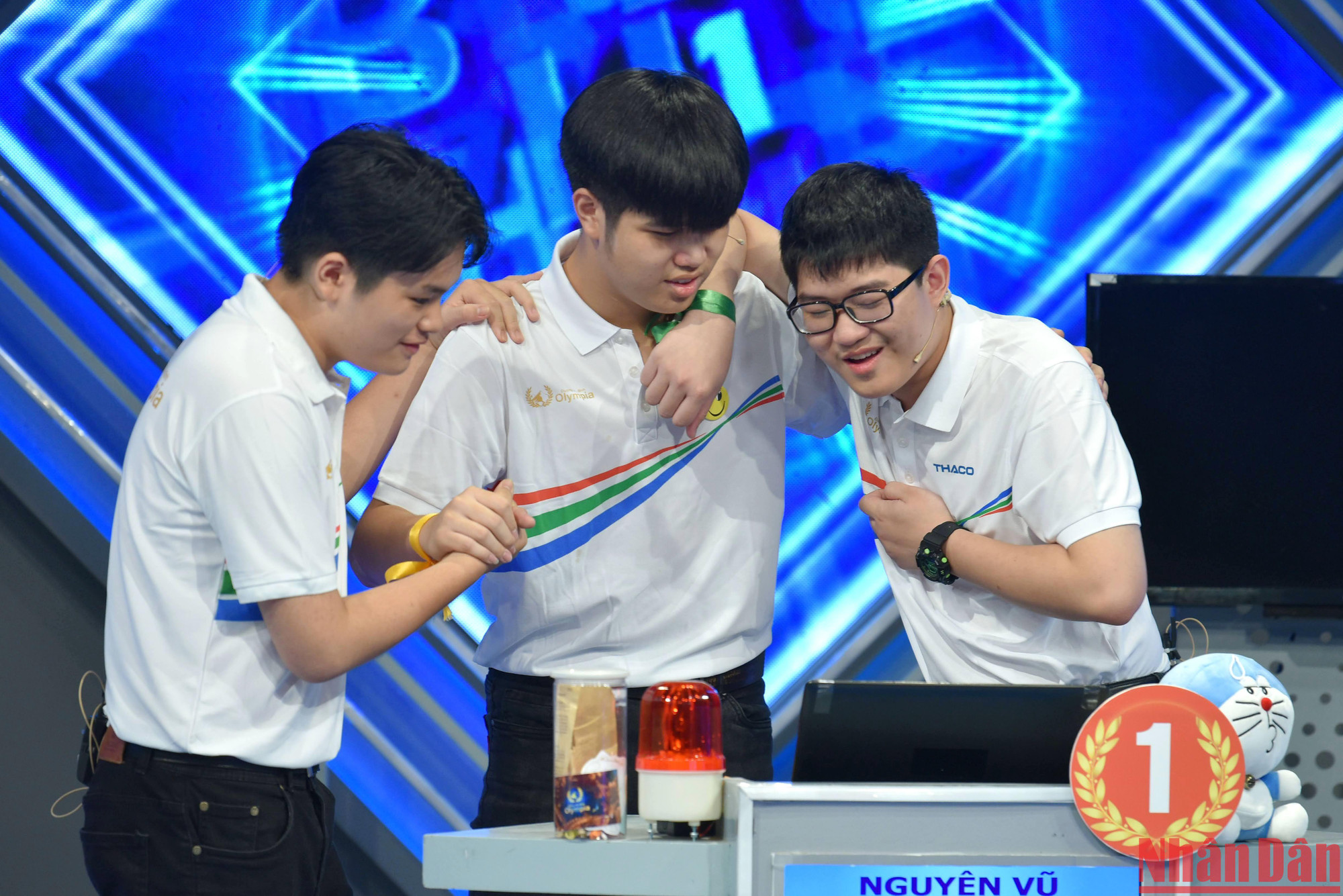 Các thí sinh chia vui cùng quán quân Olympia 2022 Đặng Lê Nguyên Vũ. (Ảnh: Thành Đạt)