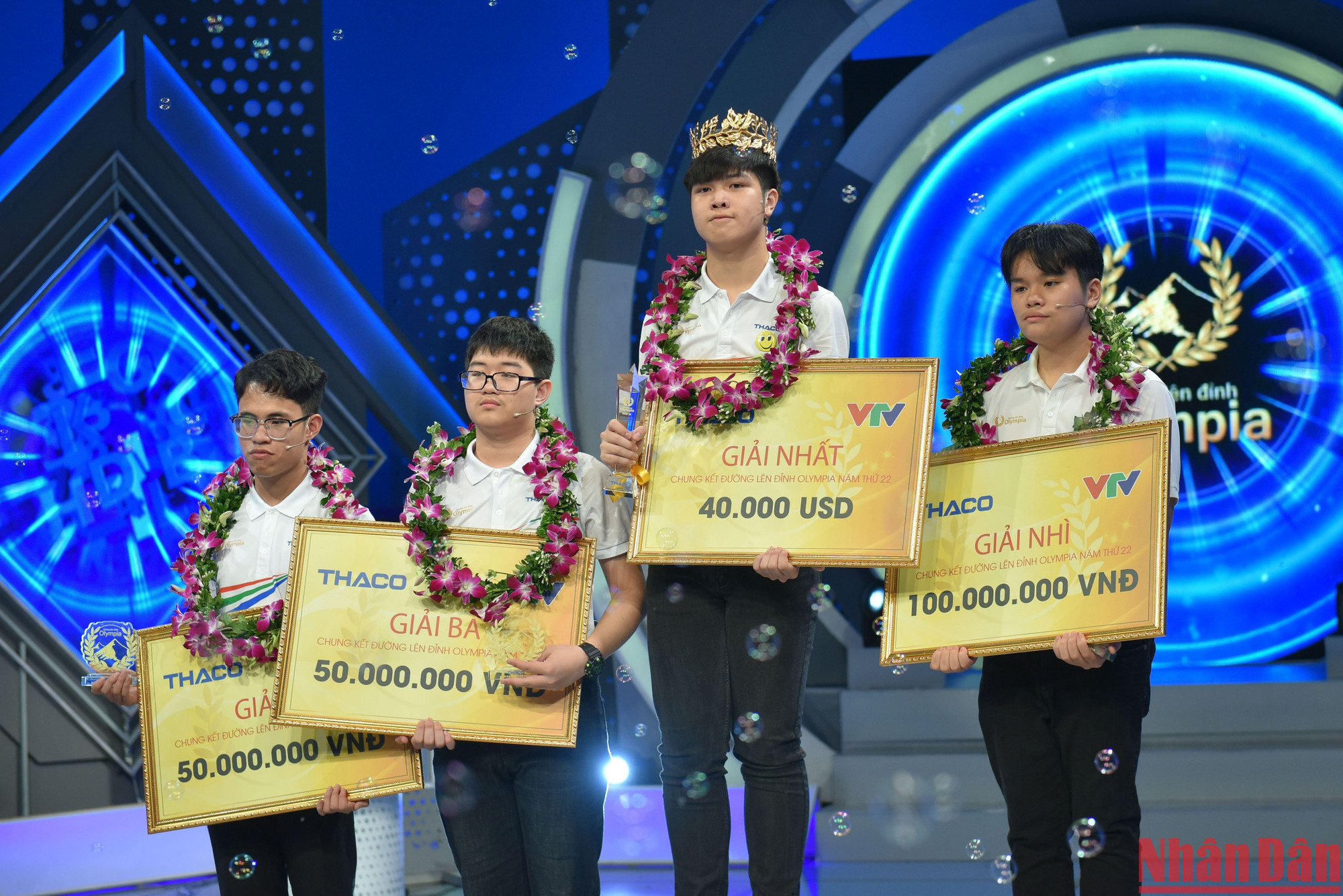 Quán quân Olympia 2022 Đặng Lê Nguyên Vũ giành Giải nhất cuộc thi trị giá 40.000 USD (gần một tỷ đồng) cùng vòng nguyệt quế mạ vàng, cúp chiến thắng. Thí sinh đạt giải nhì nhận 100 triệu đồng, hai giải ba mỗi giải 50 triệu đồng. (Ảnh: Thành Đạt)