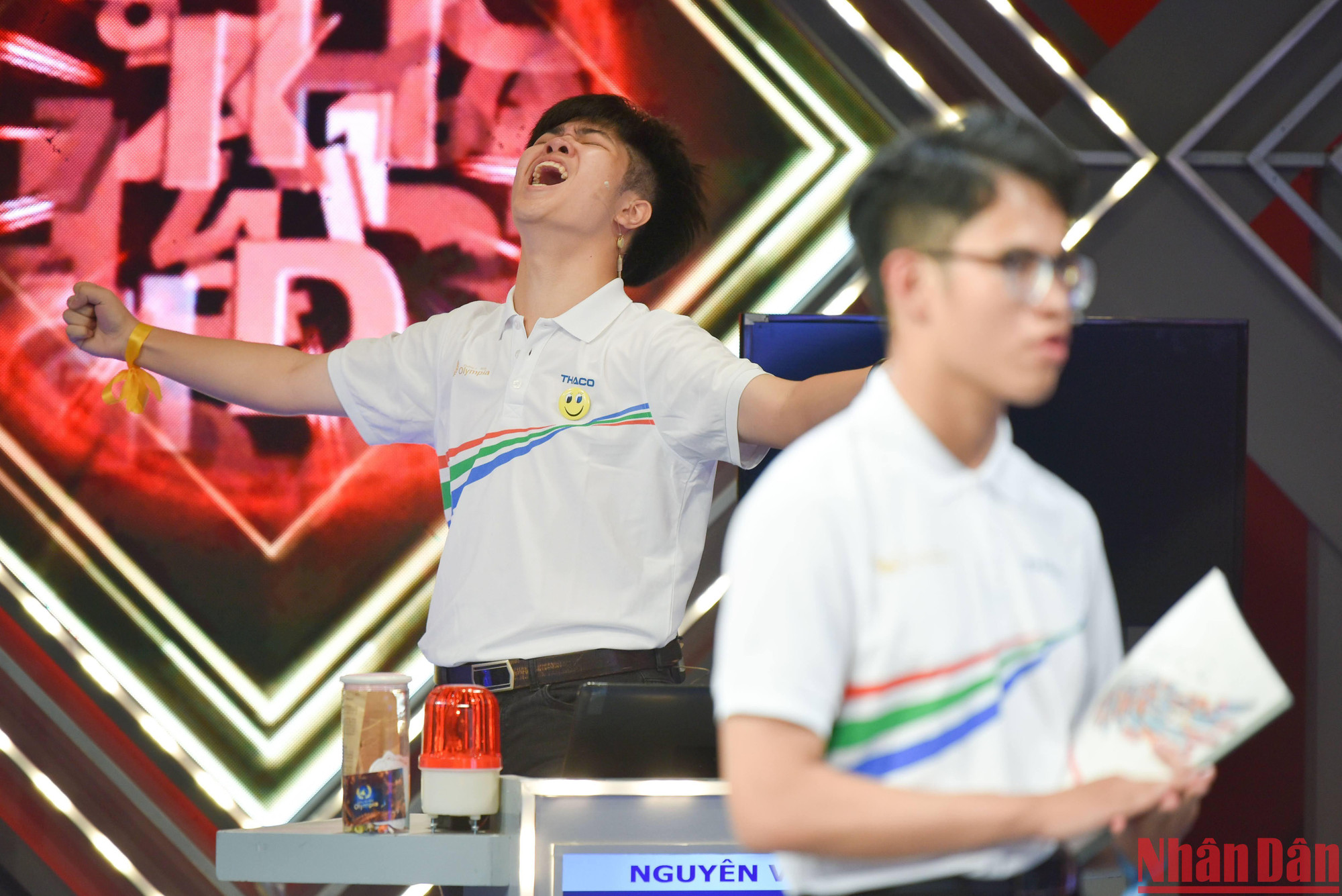 Câu hỏi cuối, Đình Tùng quyết định chọn ngôi sao hy vọng nhưng không có câu trả lời đúng. Nguyên Vũ quyết định bấm chuông để giành lại vị trí dẫn đầu và đã xuất sắc trở thành Quán quân Đường lên đỉnh Olympia năm 22. (Ảnh: Thành Đạt)