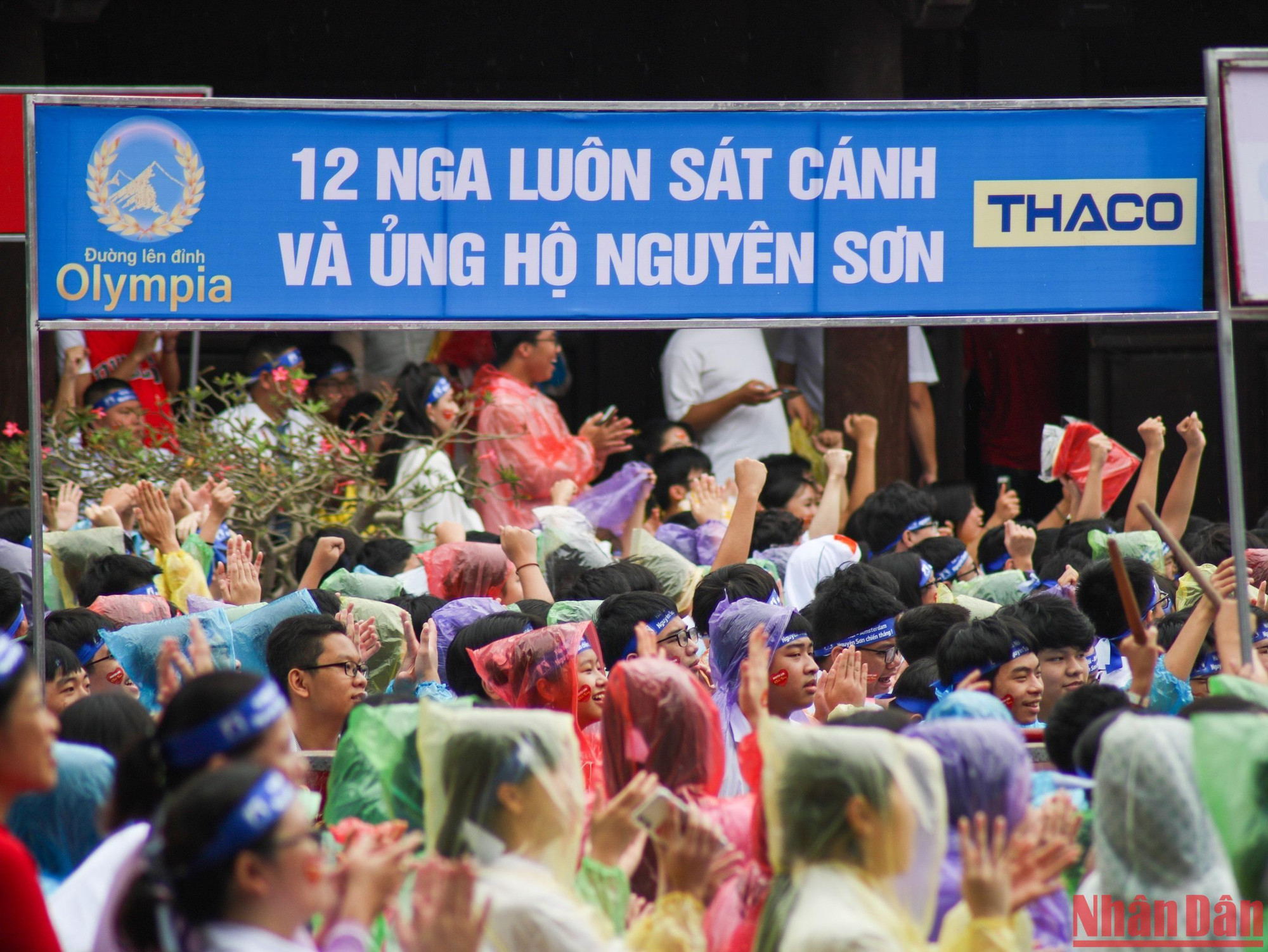 Các học sinh Trường THPT chuyên Hà Nội-Amsterdam "đội mưa" hò reo cổ vũ cho Nguyên Sơn. (Ảnh: Nhật Quang)