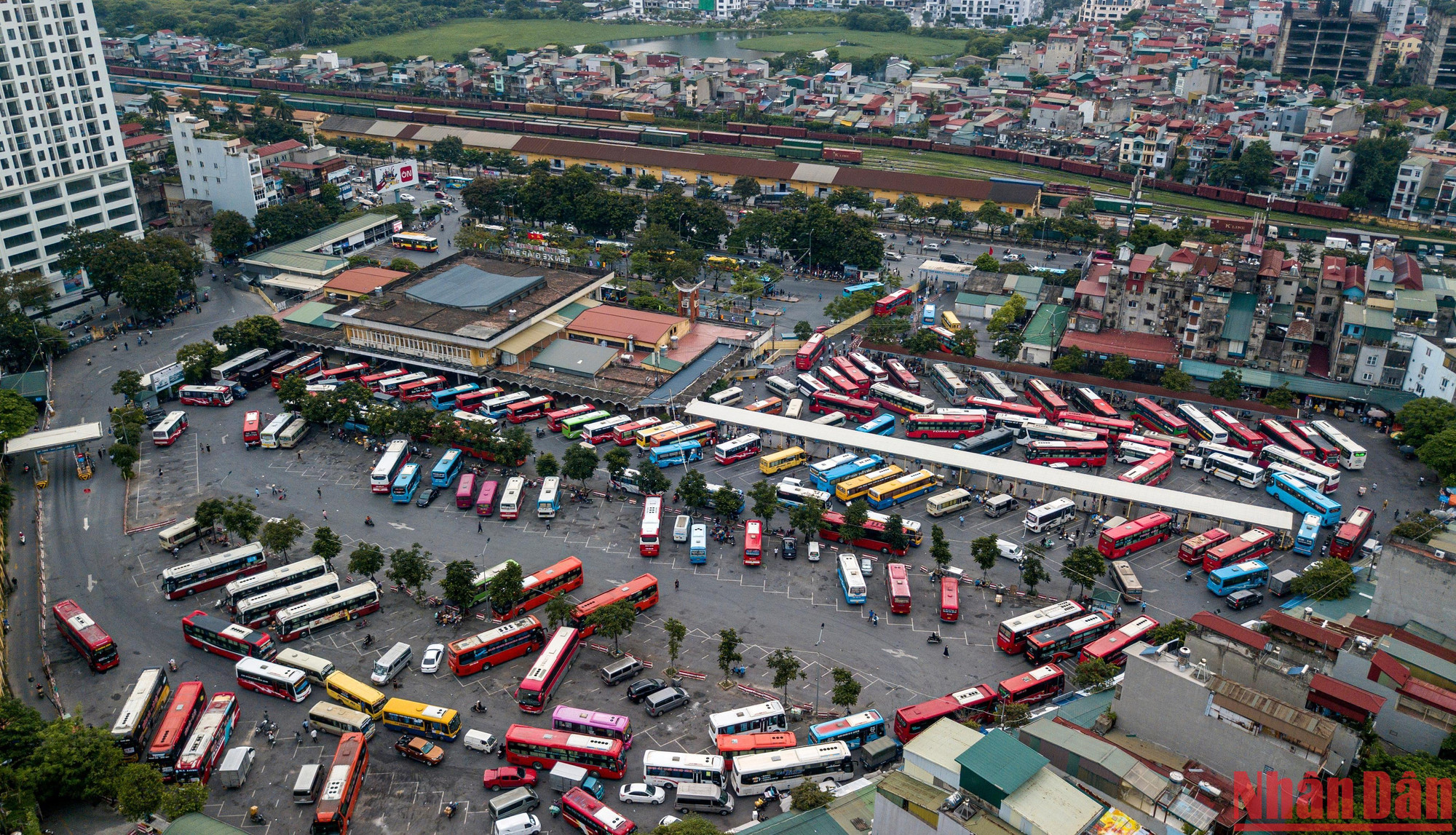 Lượng xe khách cập bến Giáp Bát ngày hôm nay khá đông, bảo đảm nhu cầu về quê cho người dân trong dịp nghỉ lễ 2/9.