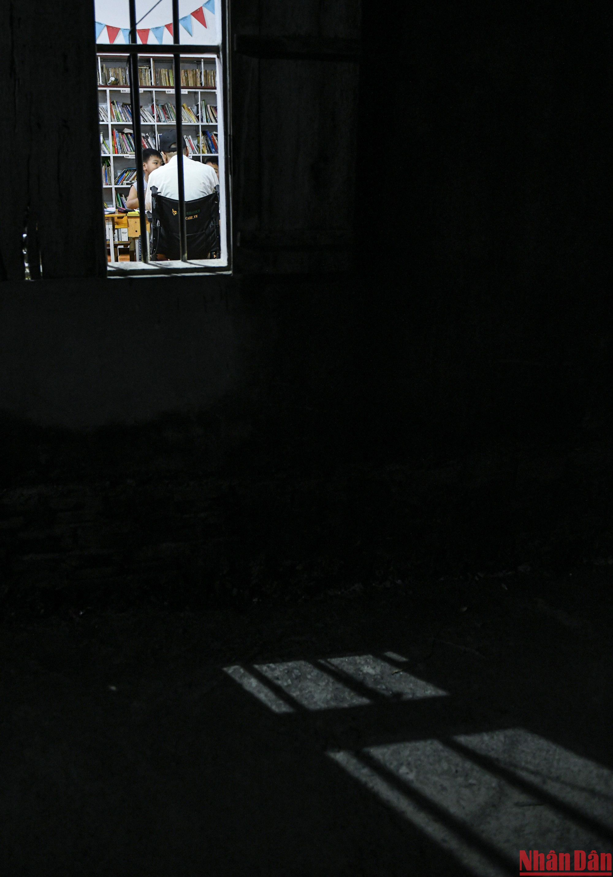 Hình ảnh người thầy tật nguyền thầm lặng hằng ngày dạy chữ "tô ánh sáng cho đời". (Ảnh: THÀNH ĐẠT)