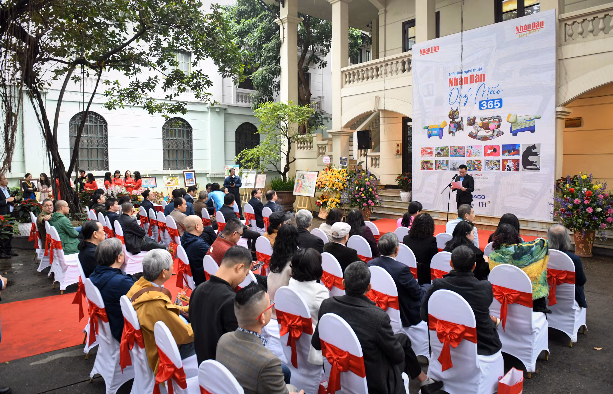 Quang cảnh buổi triển lãm được tổ chức tại tòa soạn Báo Nhân Dân (71 Hàng Trống, Hoàn Kiếm, Hà Nội). (Ảnh: THÀNH ĐẠT)